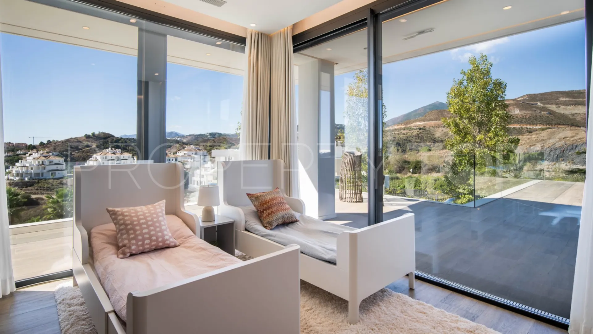 For sale 4 bedrooms villa in Les Belvederes