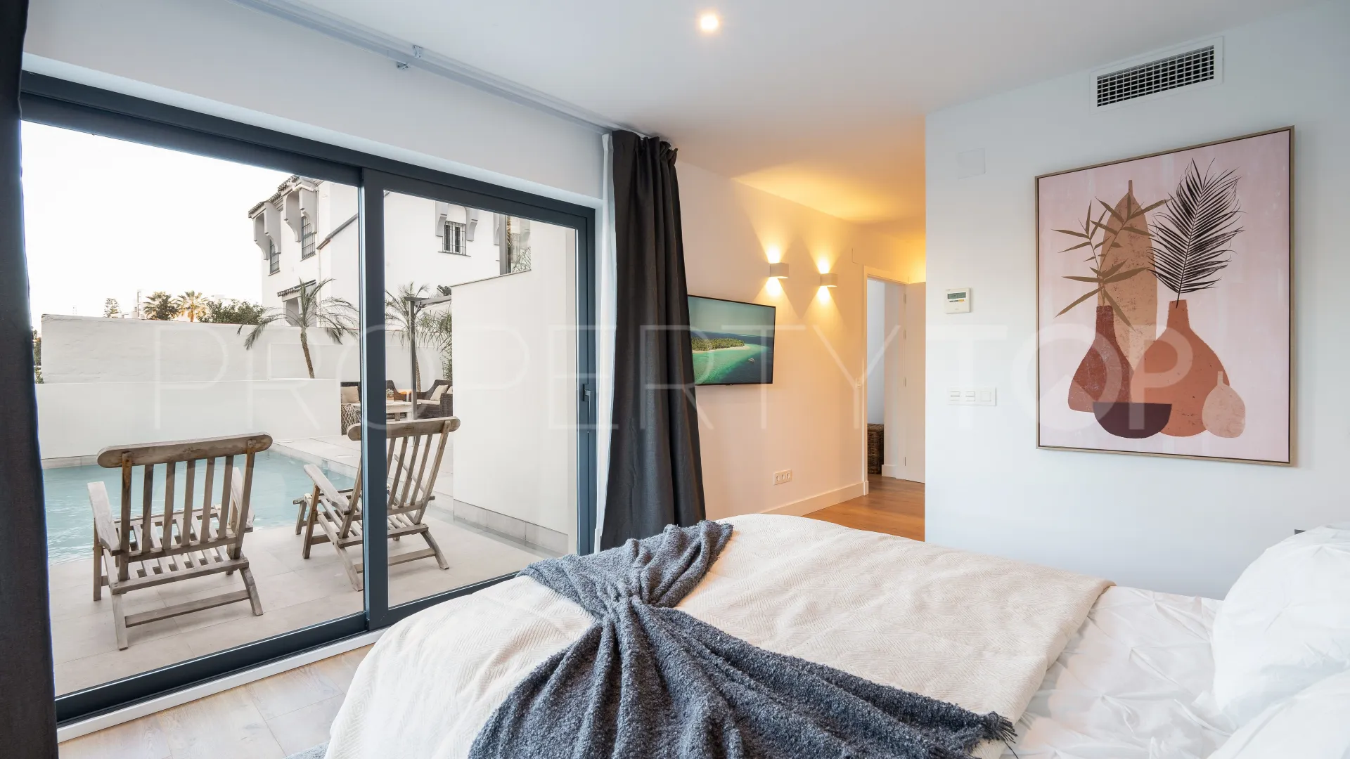 Buy 3 bedrooms villa in Nueva Andalucia
