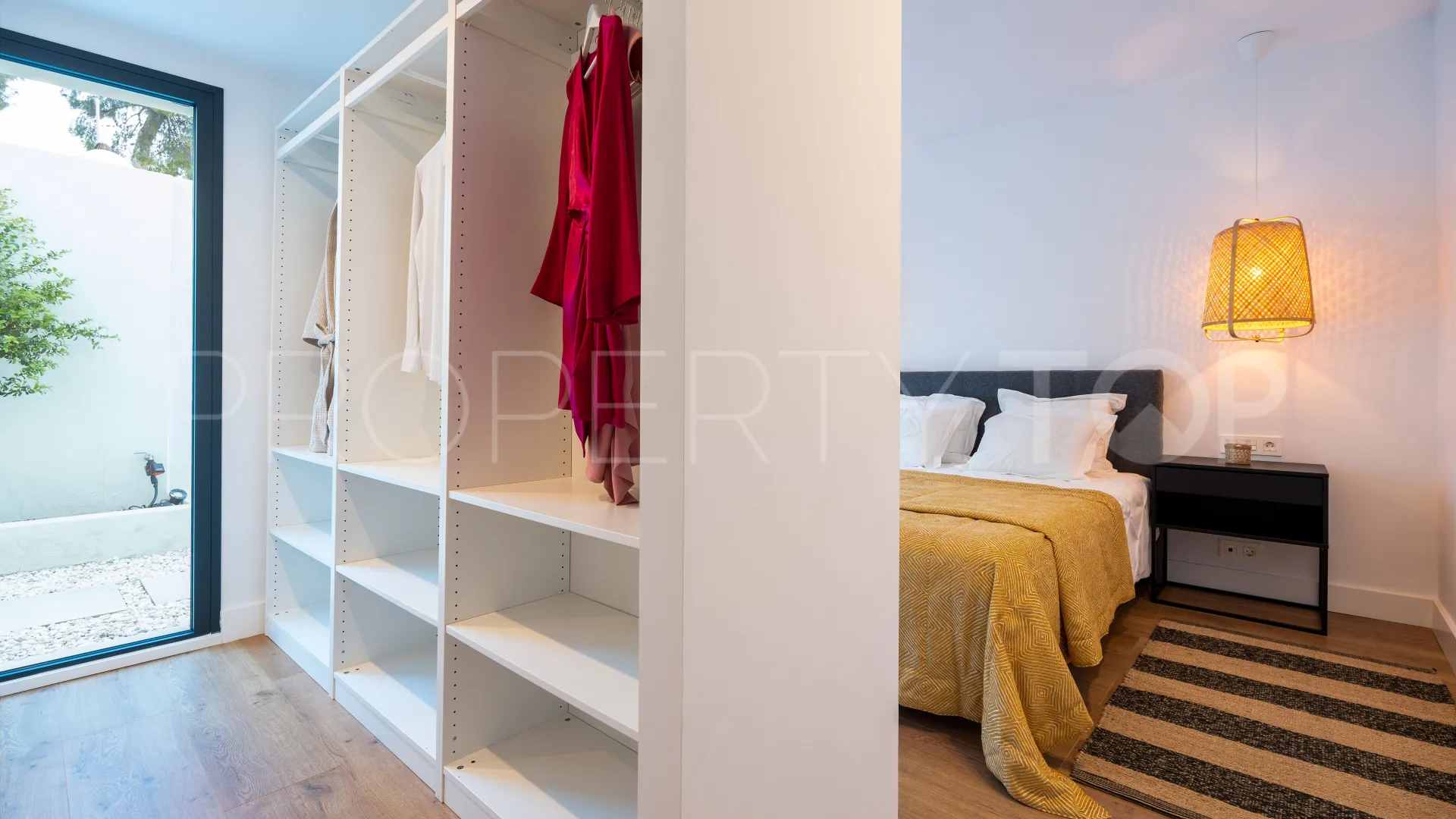 Buy 3 bedrooms villa in Nueva Andalucia