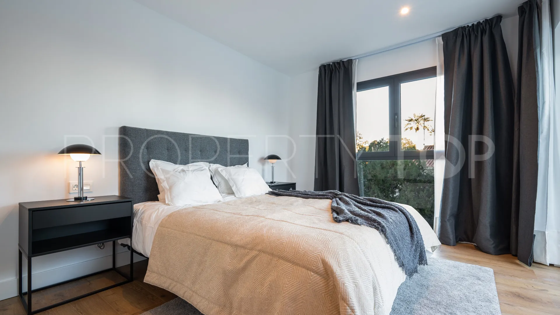 Buy 3 bedrooms villa in Nueva Andalucia