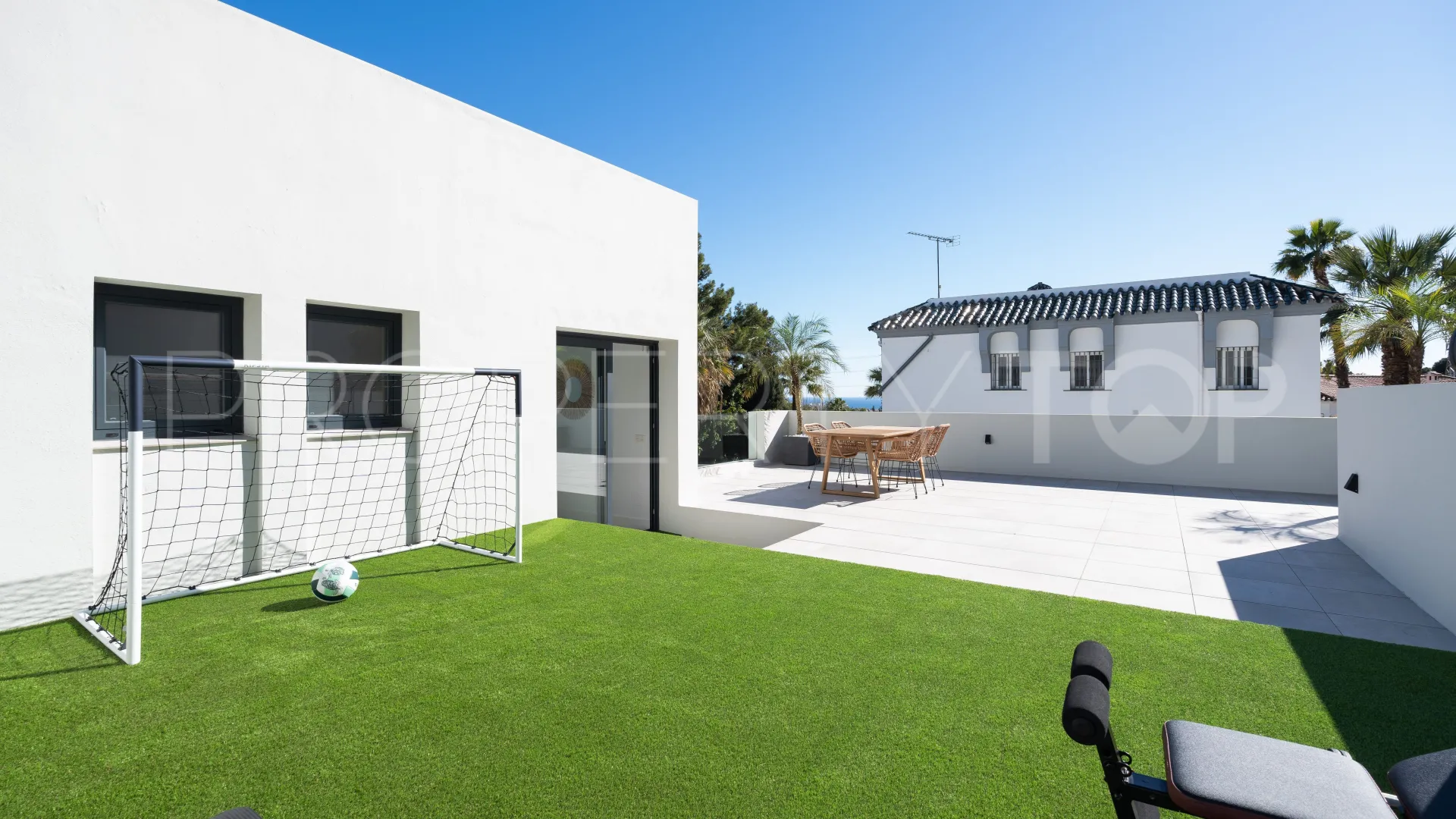 Buy 3 bedrooms villa in Nueva Andalucia