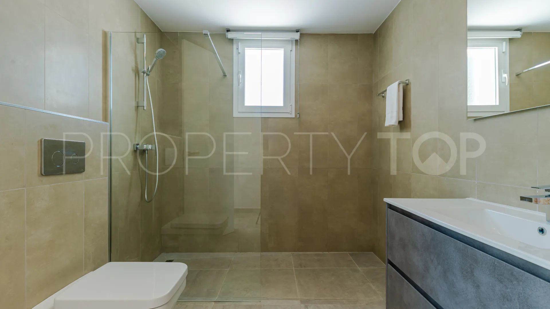 Buy villa with 6 bedrooms in Nueva Andalucia