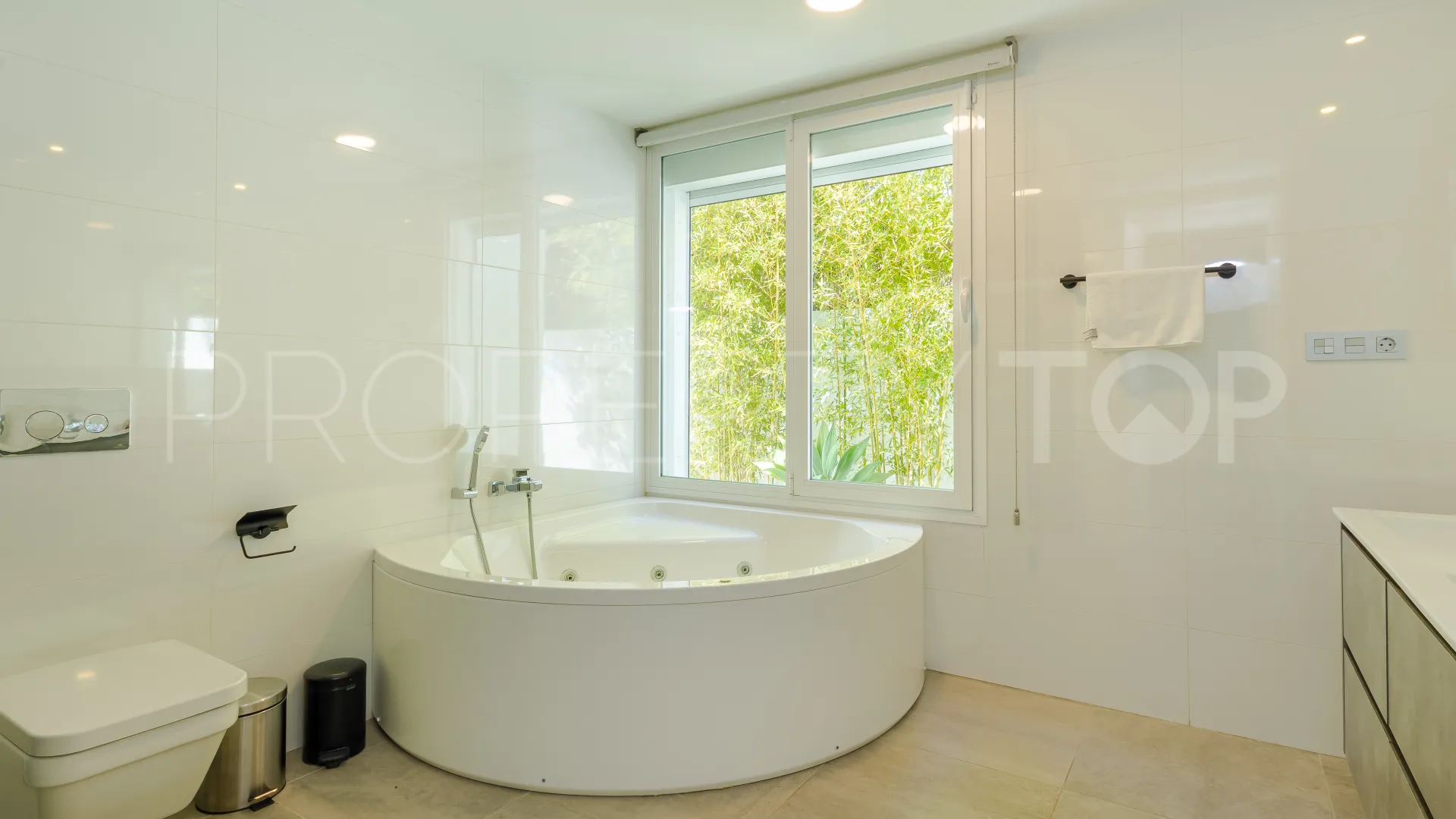 Buy villa with 6 bedrooms in Nueva Andalucia
