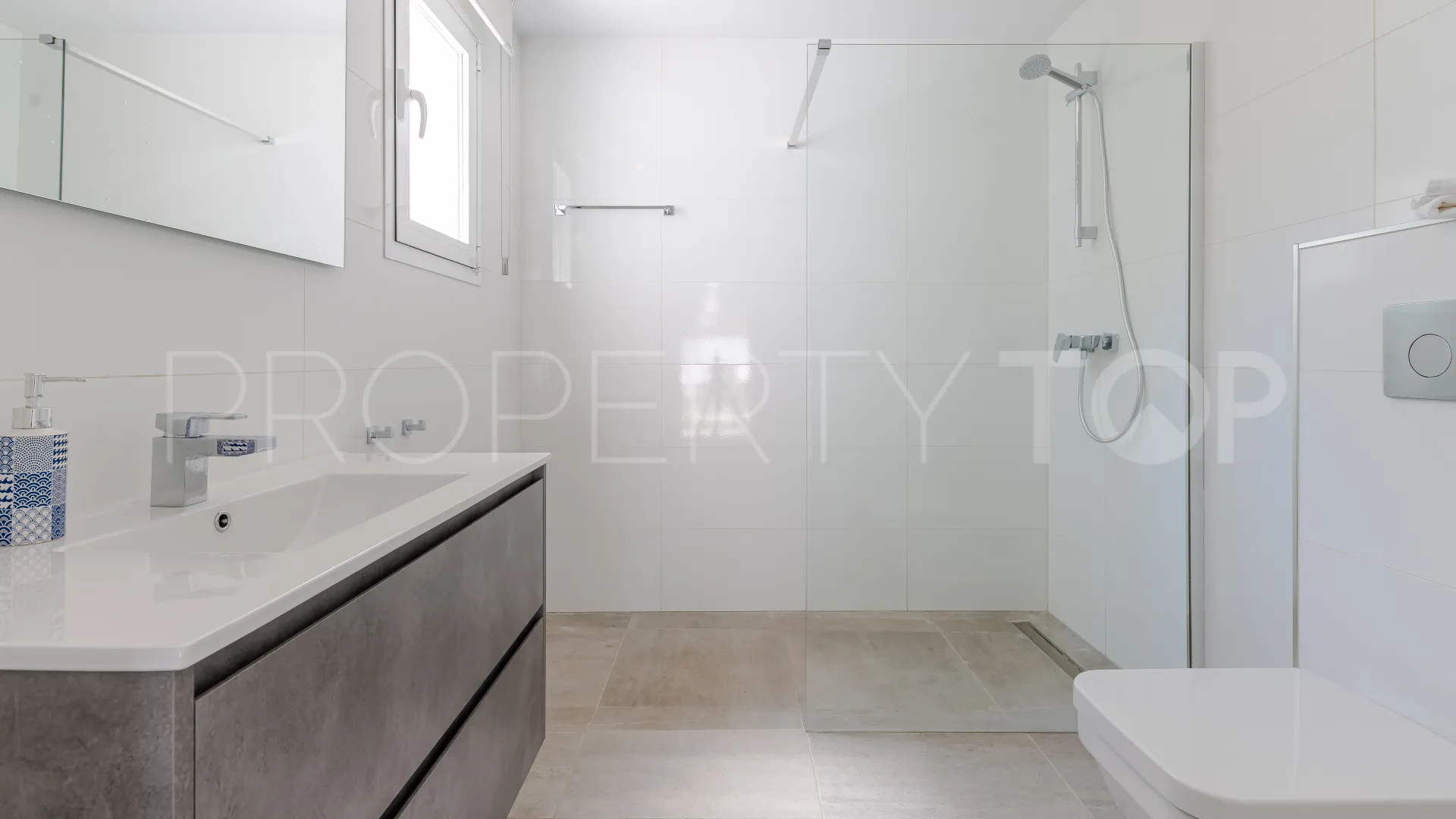 Buy villa with 6 bedrooms in Nueva Andalucia