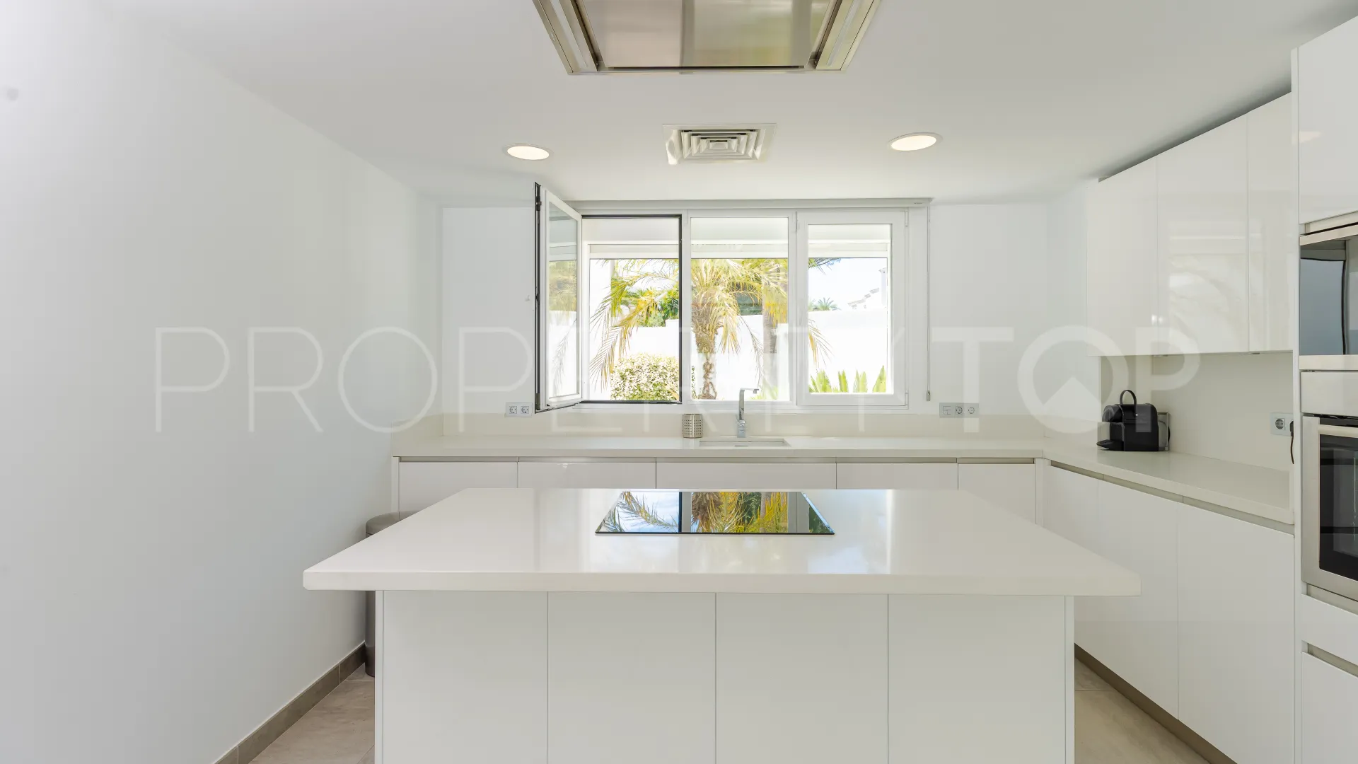 Buy villa with 6 bedrooms in Nueva Andalucia