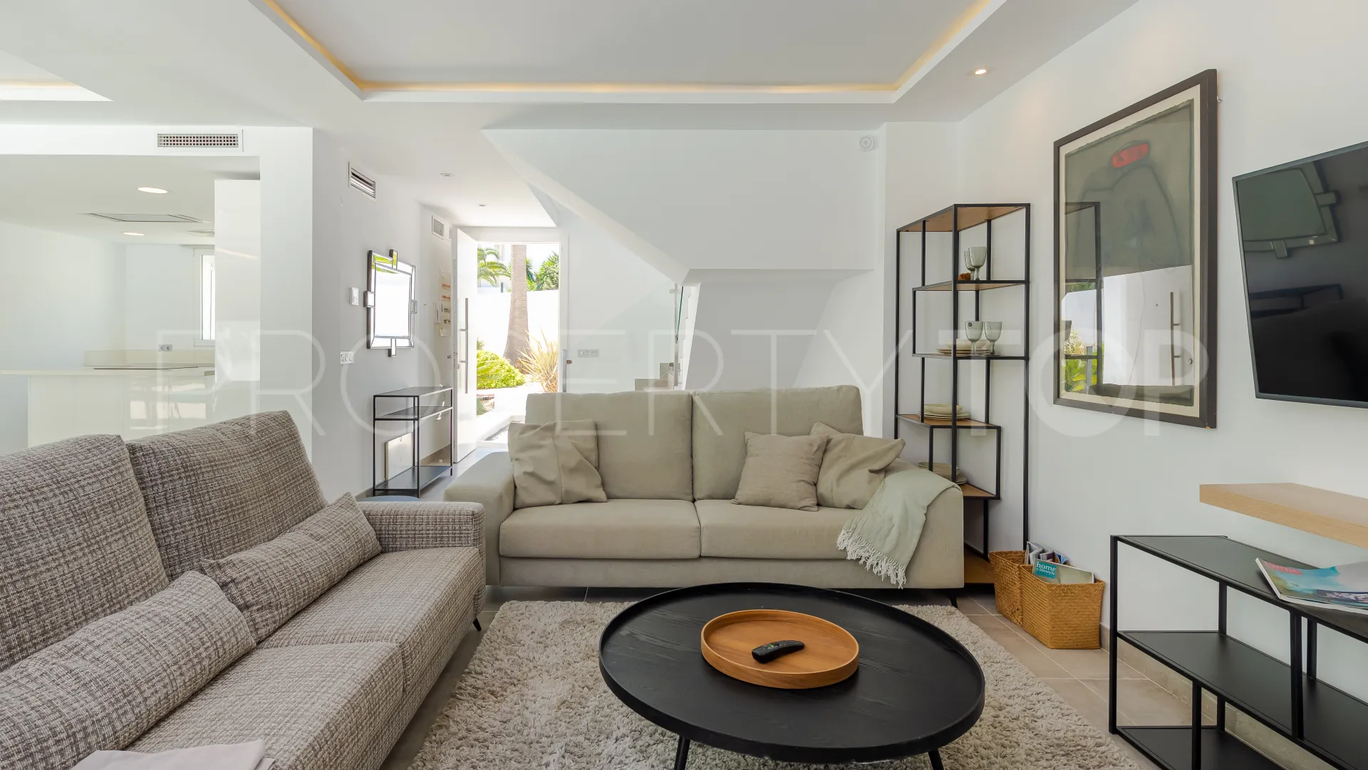Buy villa with 6 bedrooms in Nueva Andalucia