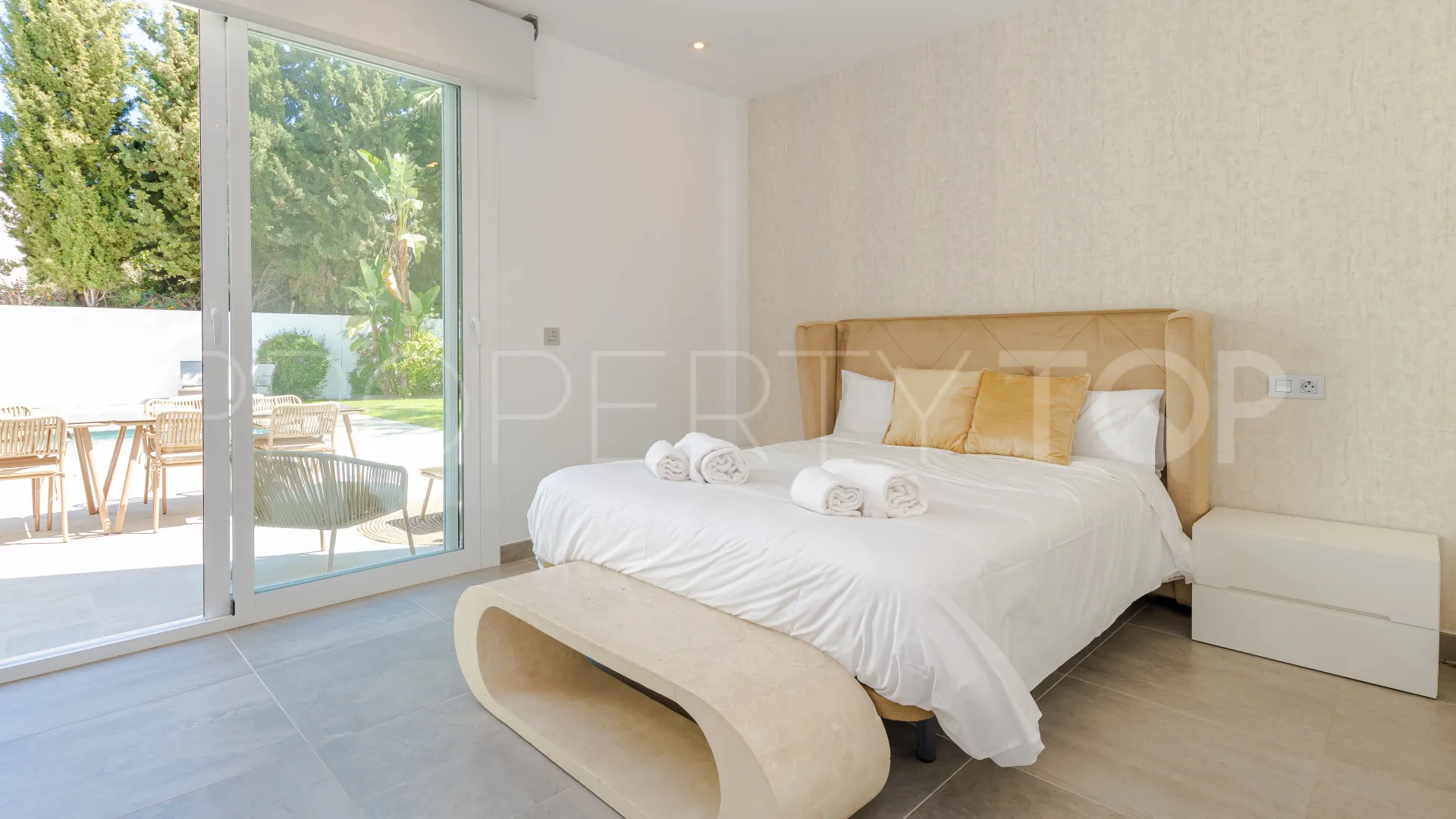 Buy villa with 6 bedrooms in Nueva Andalucia