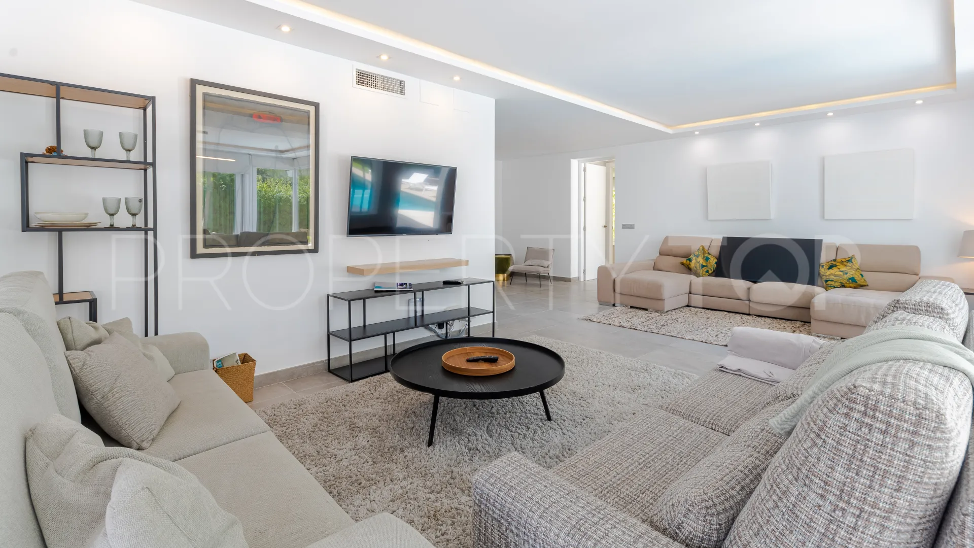 Buy villa with 6 bedrooms in Nueva Andalucia