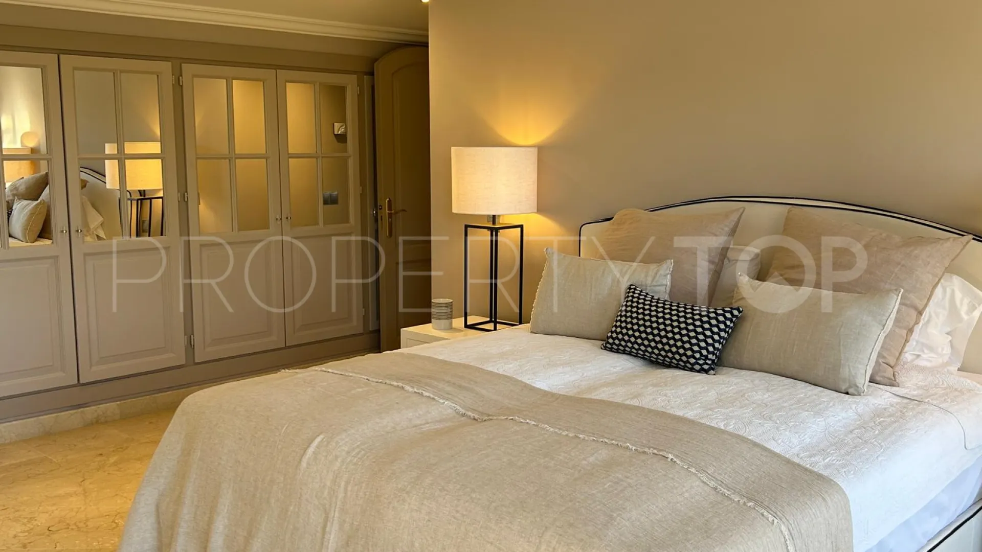 Comprar atico duplex en Nueva Andalucia de 3 dormitorios
