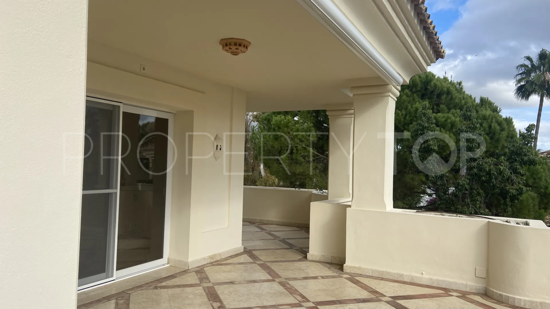 Comprar atico duplex en Nueva Andalucia de 3 dormitorios