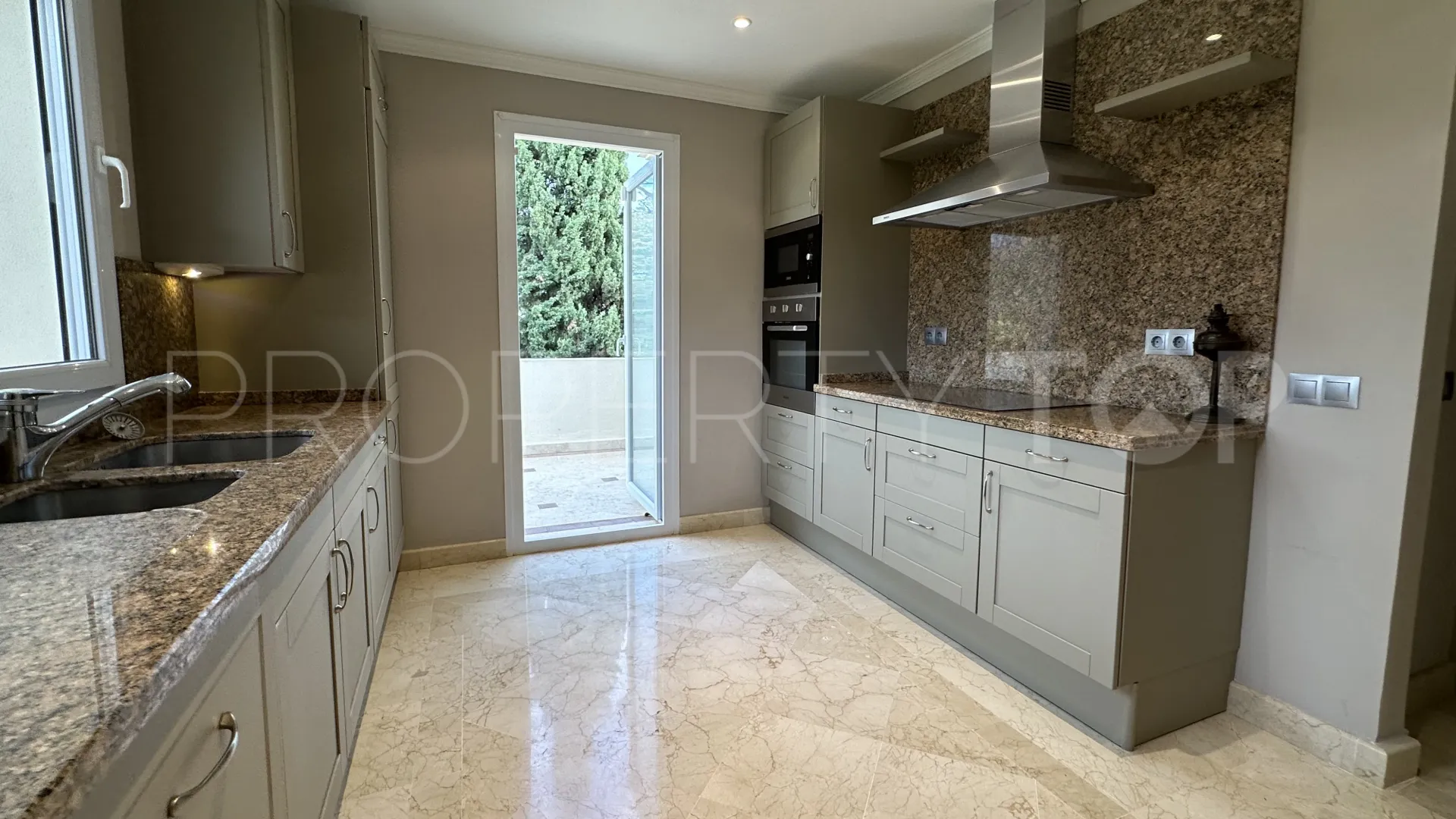 Comprar atico duplex en Nueva Andalucia de 3 dormitorios