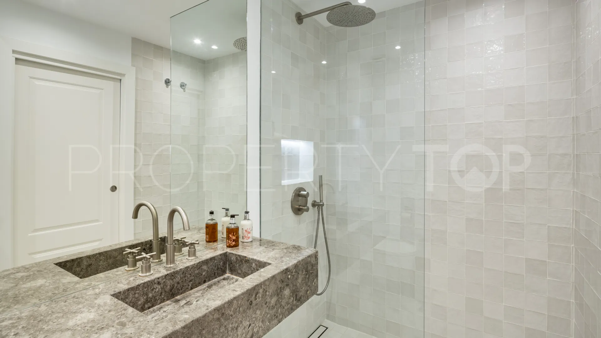 Atico duplex en venta con 5 dormitorios en Costa Nagüeles II