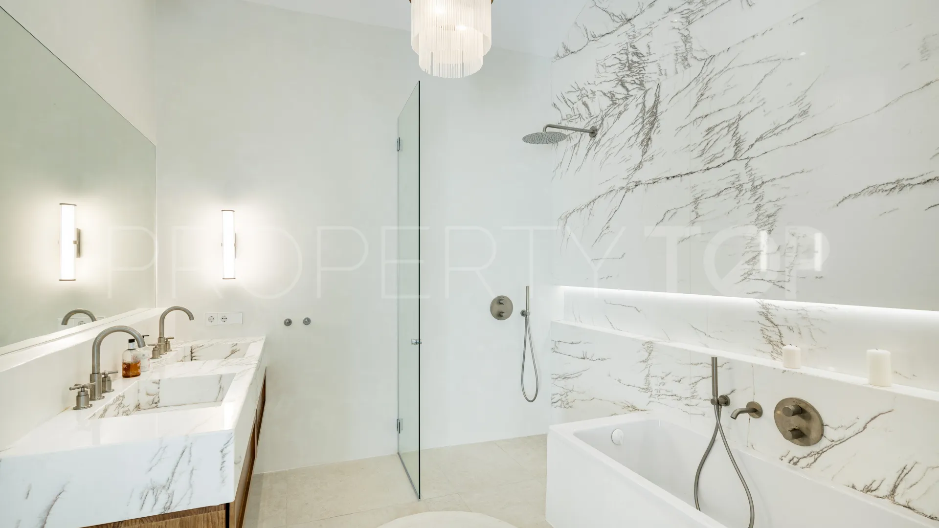 Atico duplex en venta con 5 dormitorios en Costa Nagüeles II