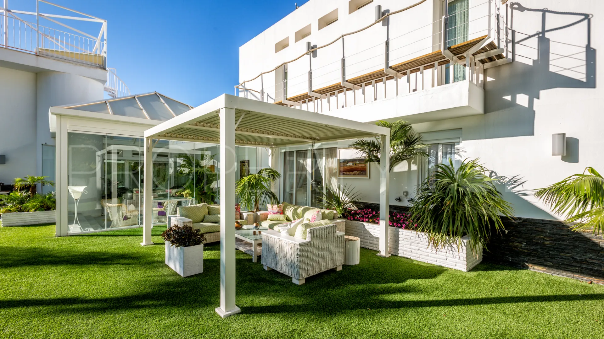 Comprar villa de 7 dormitorios en Altos de Estepona