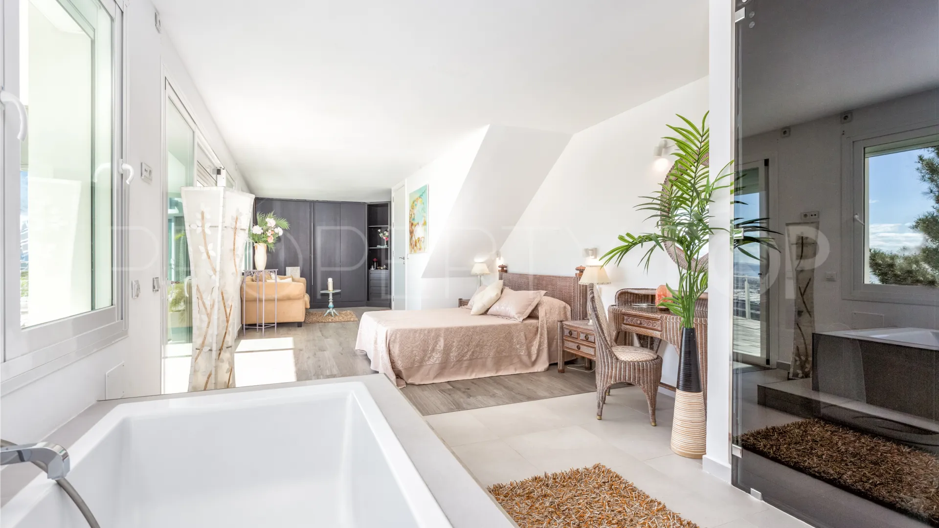Comprar villa de 7 dormitorios en Altos de Estepona