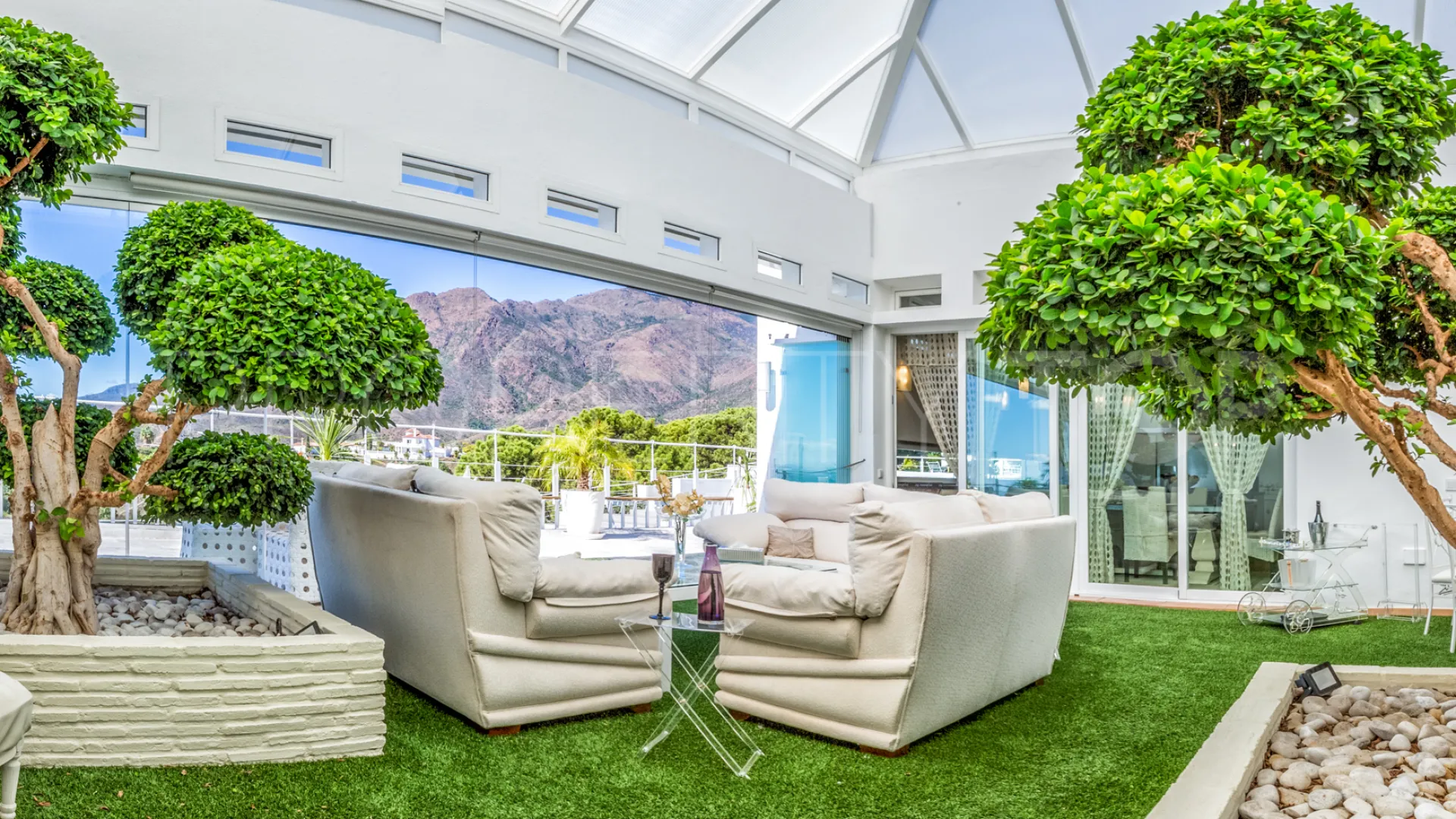 Comprar villa de 7 dormitorios en Altos de Estepona