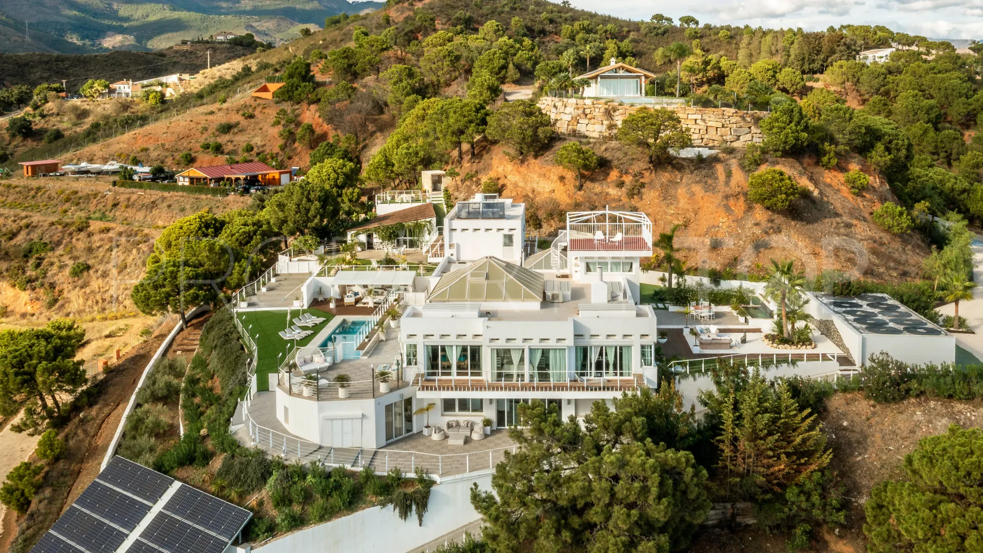 Comprar villa de 7 dormitorios en Altos de Estepona