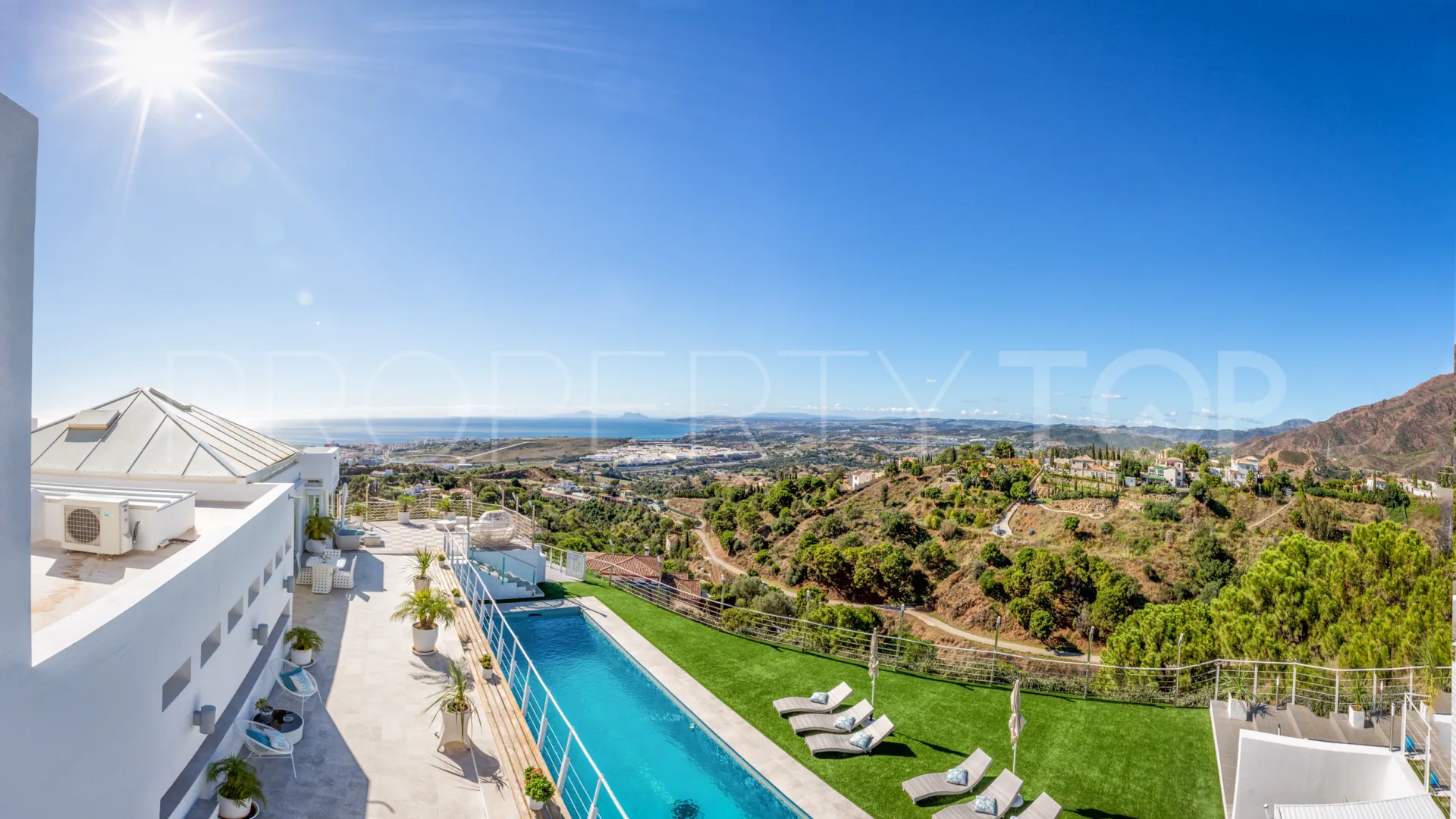 Comprar villa de 7 dormitorios en Altos de Estepona