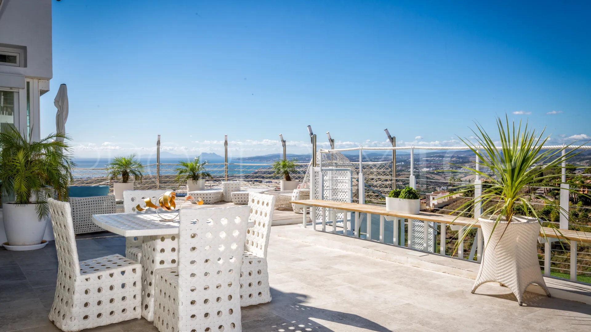 Comprar villa de 7 dormitorios en Altos de Estepona