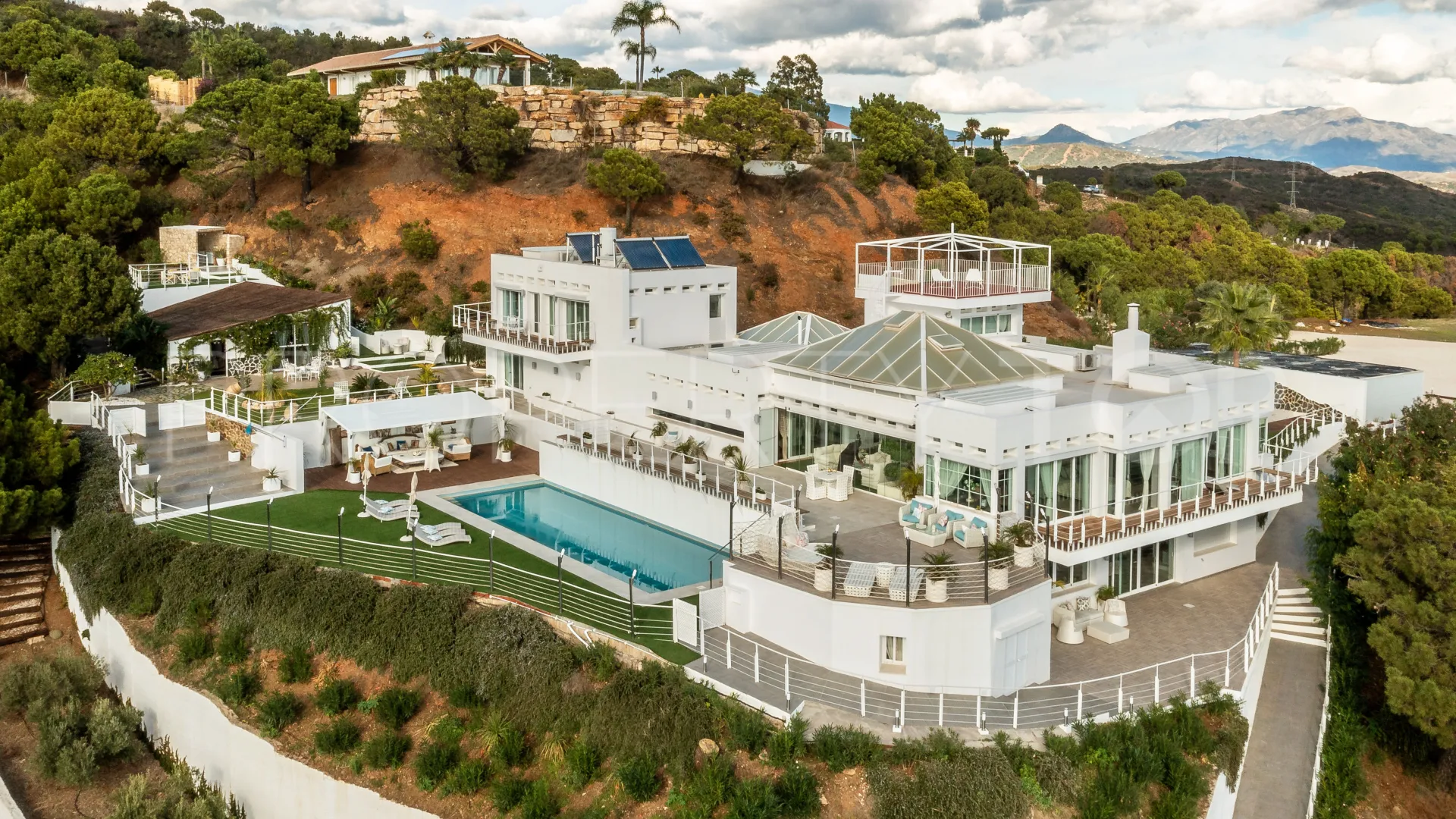 Comprar villa de 7 dormitorios en Altos de Estepona