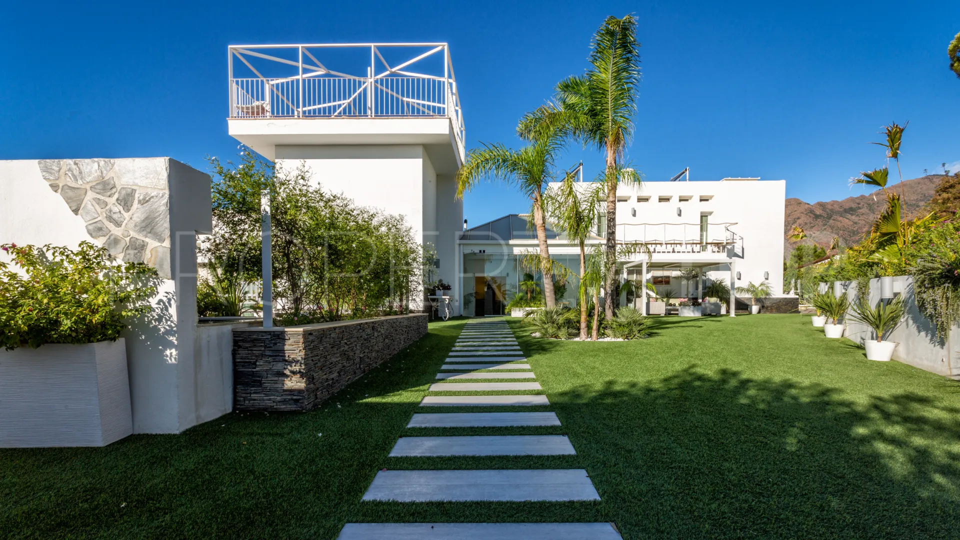 Comprar villa de 7 dormitorios en Altos de Estepona
