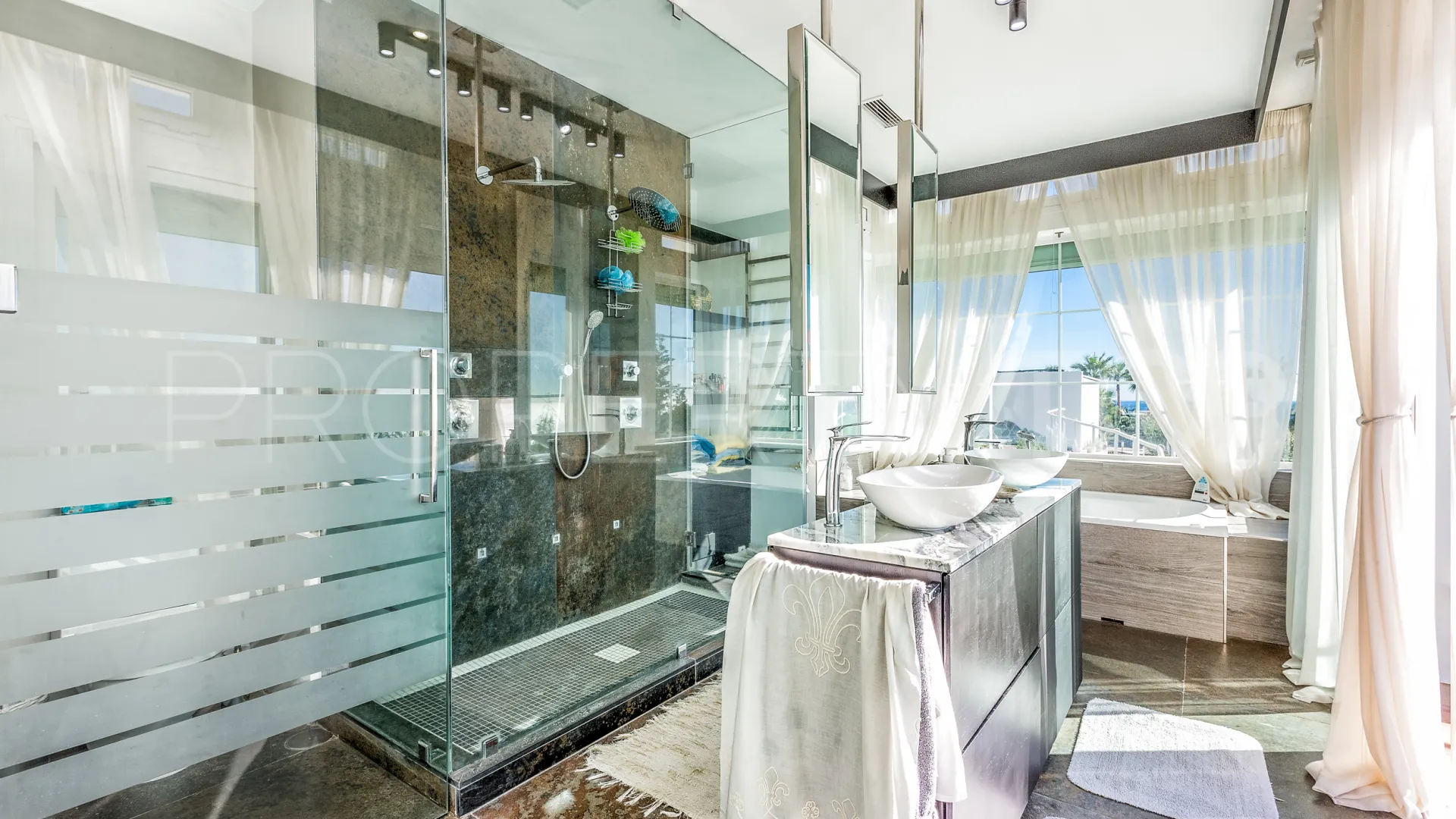 Comprar villa de 7 dormitorios en Altos de Estepona