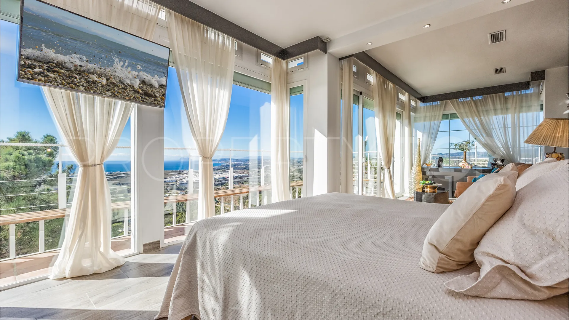 Comprar villa de 7 dormitorios en Altos de Estepona