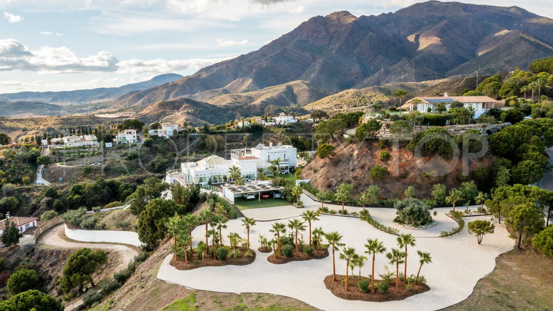 Comprar villa de 7 dormitorios en Altos de Estepona