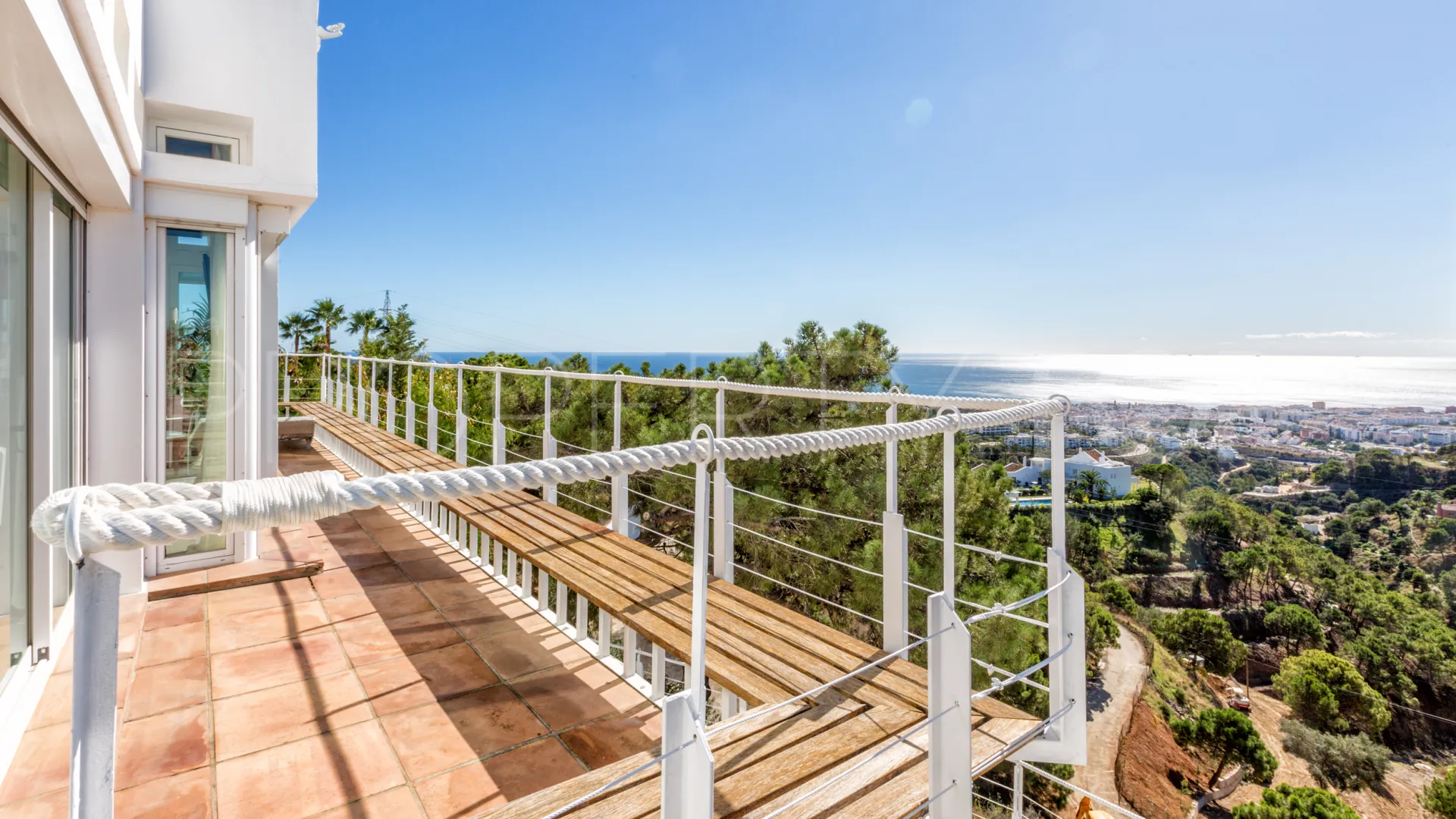 Comprar villa de 7 dormitorios en Altos de Estepona