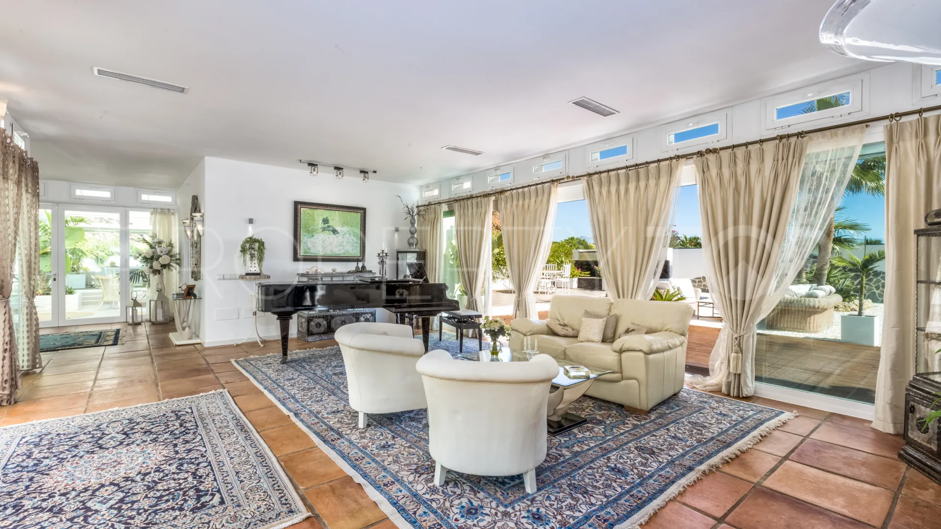 Comprar villa de 7 dormitorios en Altos de Estepona