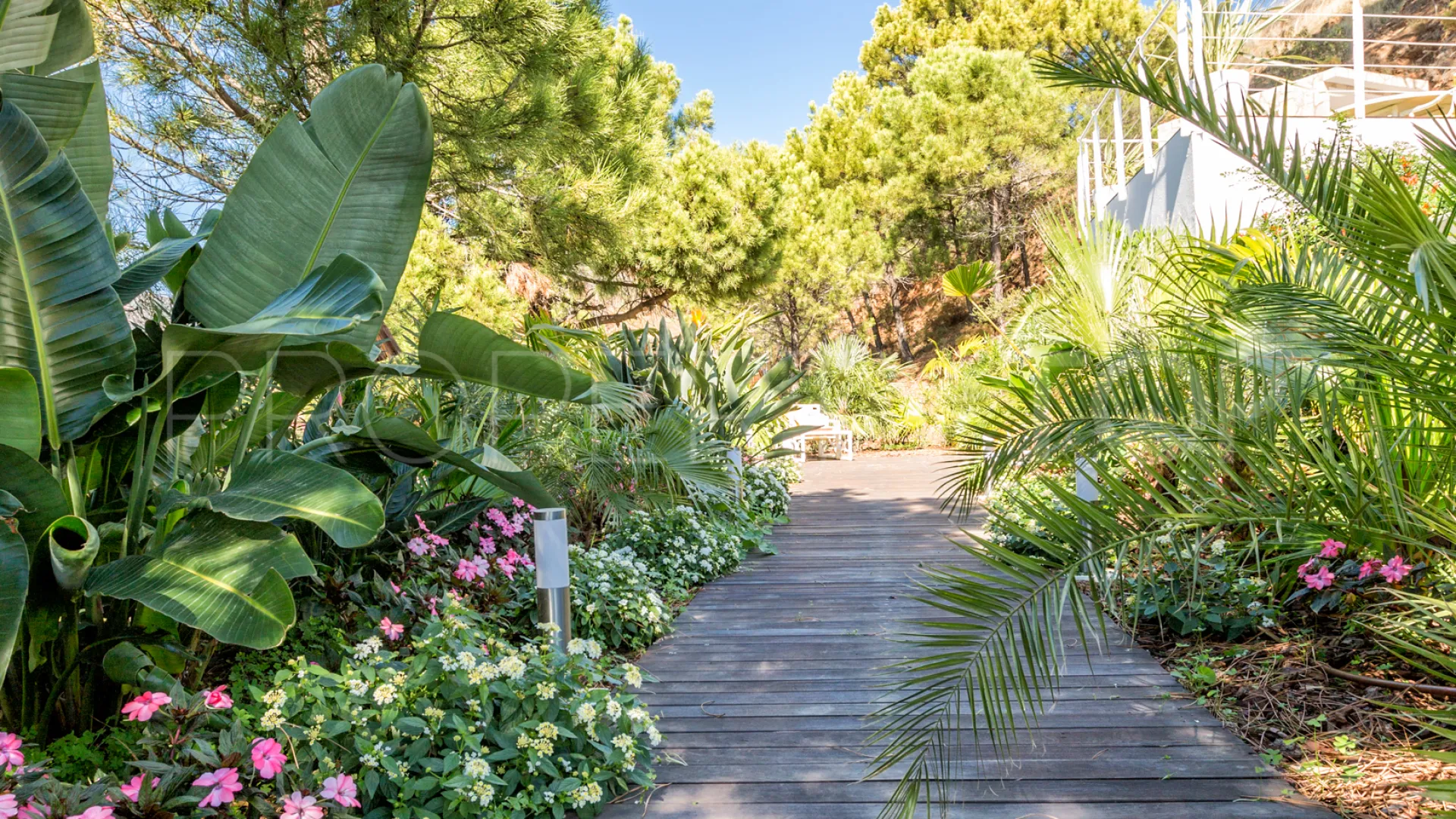 Comprar villa de 7 dormitorios en Altos de Estepona