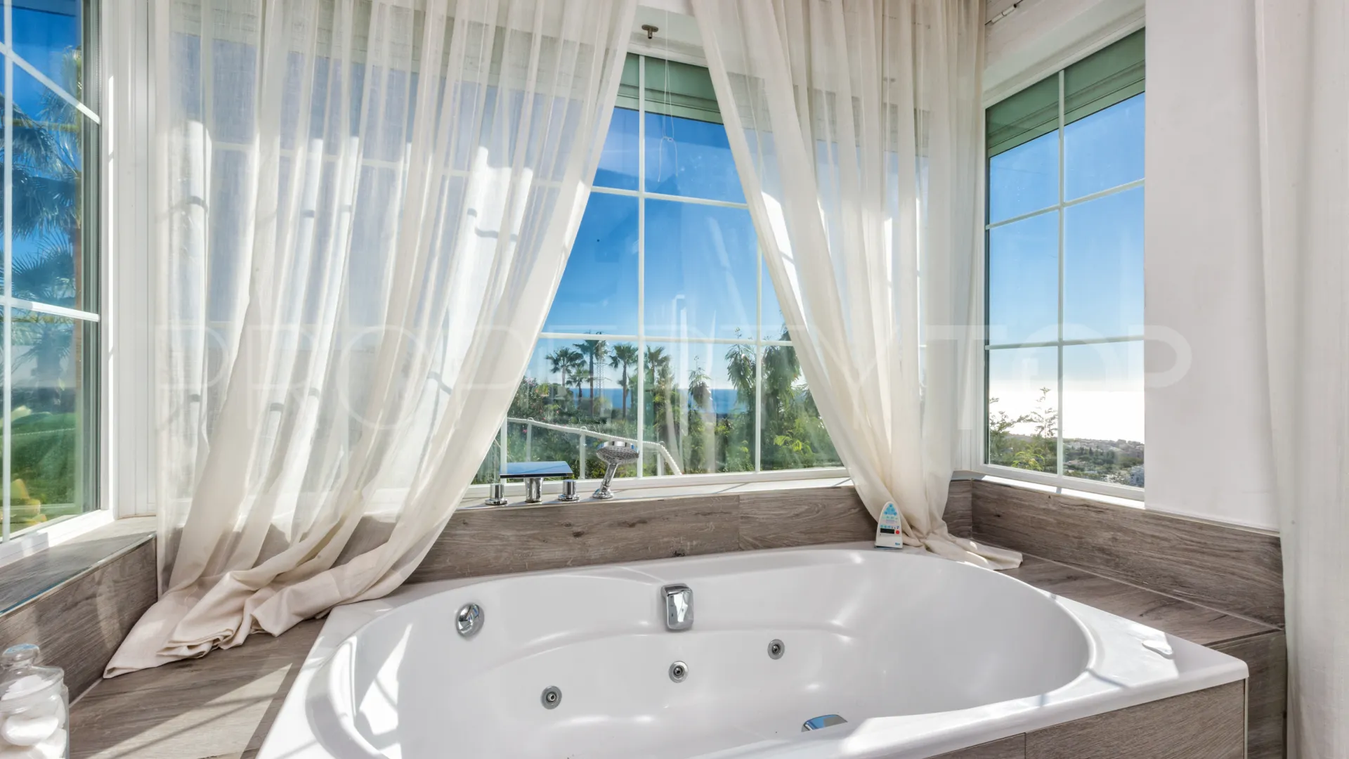 Comprar villa de 7 dormitorios en Altos de Estepona