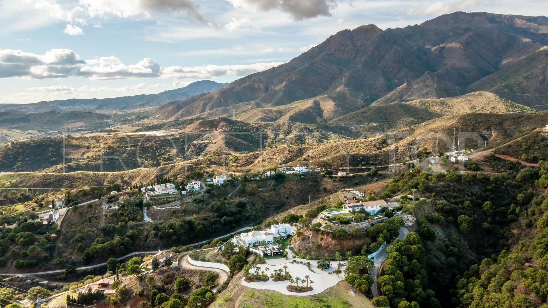 Comprar villa de 7 dormitorios en Altos de Estepona