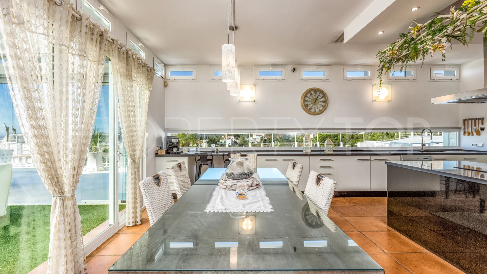 Comprar villa de 7 dormitorios en Altos de Estepona
