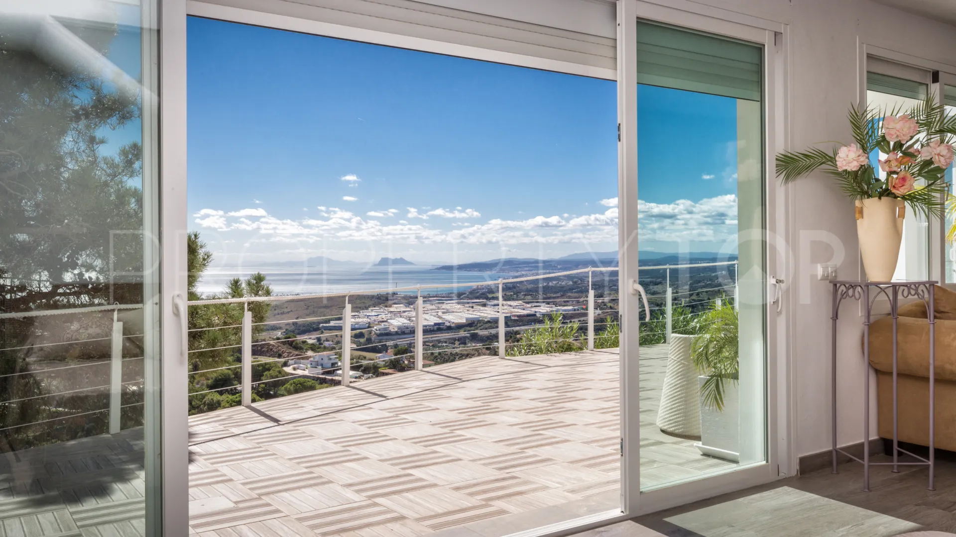 Comprar villa de 7 dormitorios en Altos de Estepona
