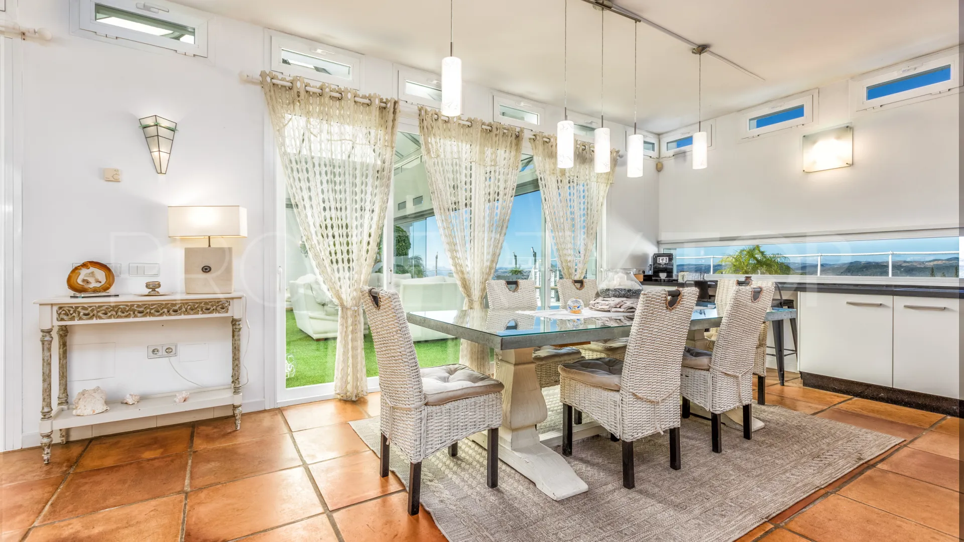 Comprar villa de 7 dormitorios en Altos de Estepona
