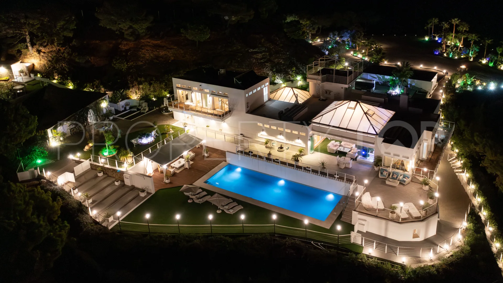 Comprar villa de 7 dormitorios en Altos de Estepona