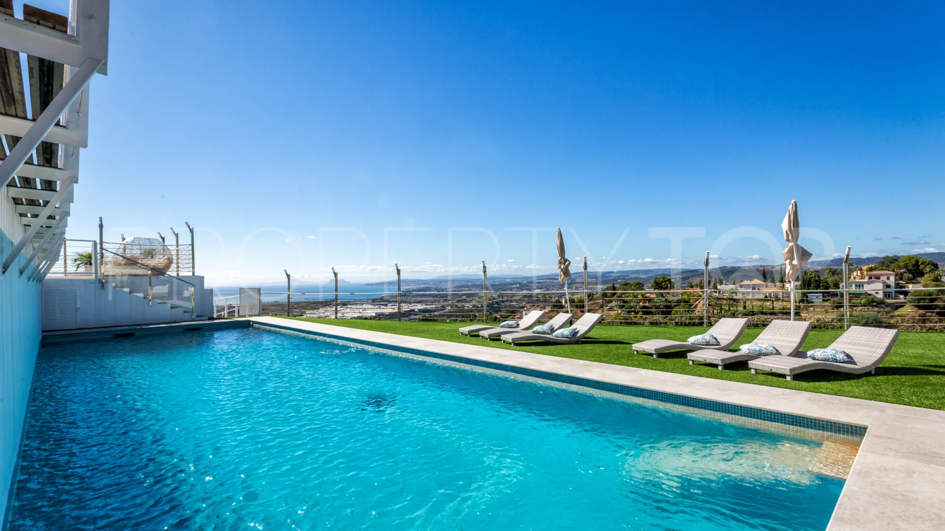 Comprar villa de 7 dormitorios en Altos de Estepona