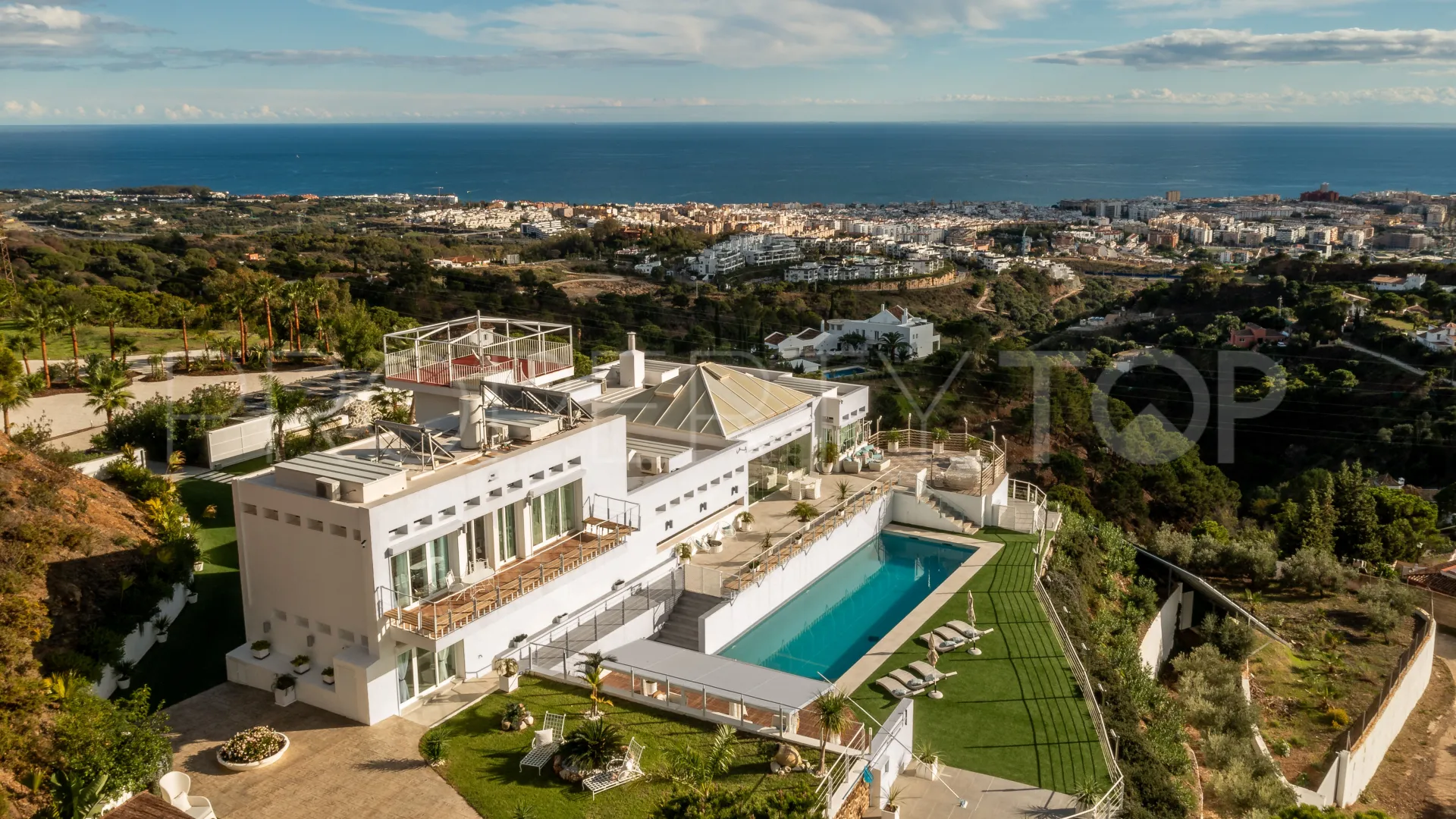 Comprar villa de 7 dormitorios en Altos de Estepona