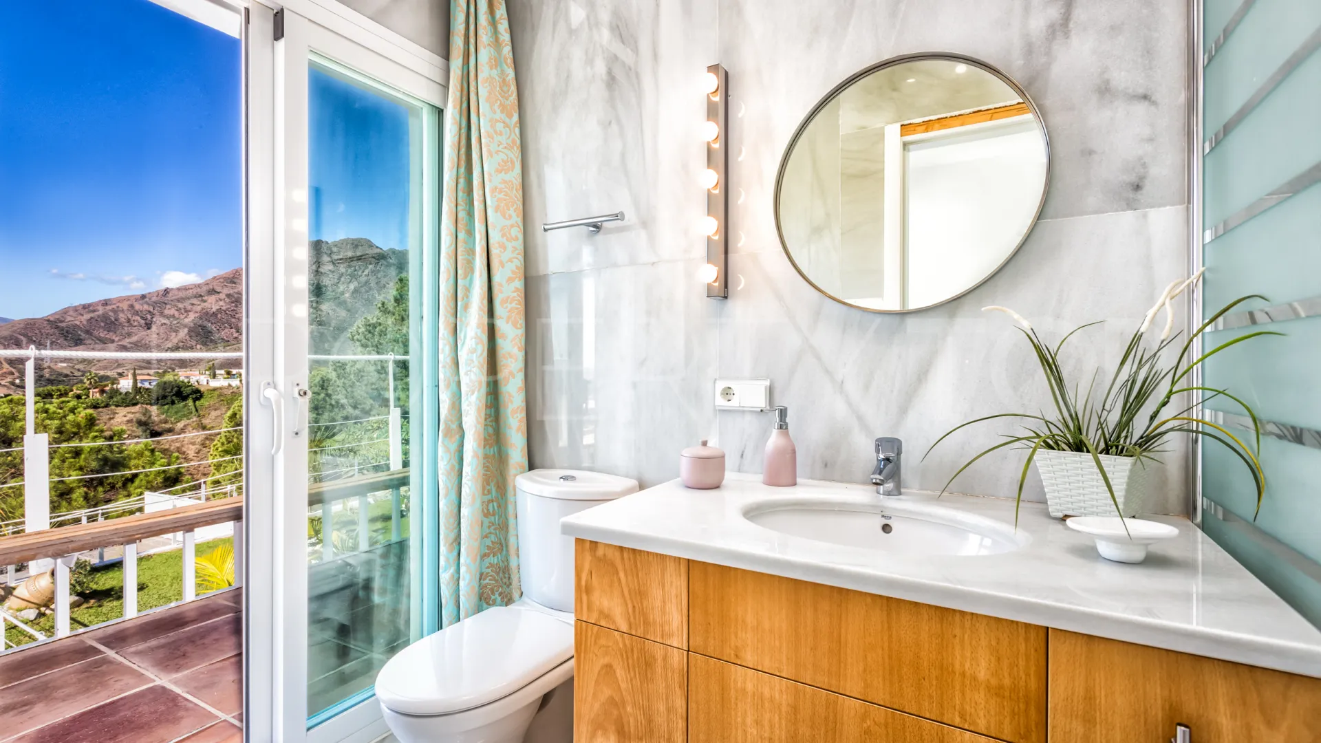 Comprar villa de 7 dormitorios en Altos de Estepona