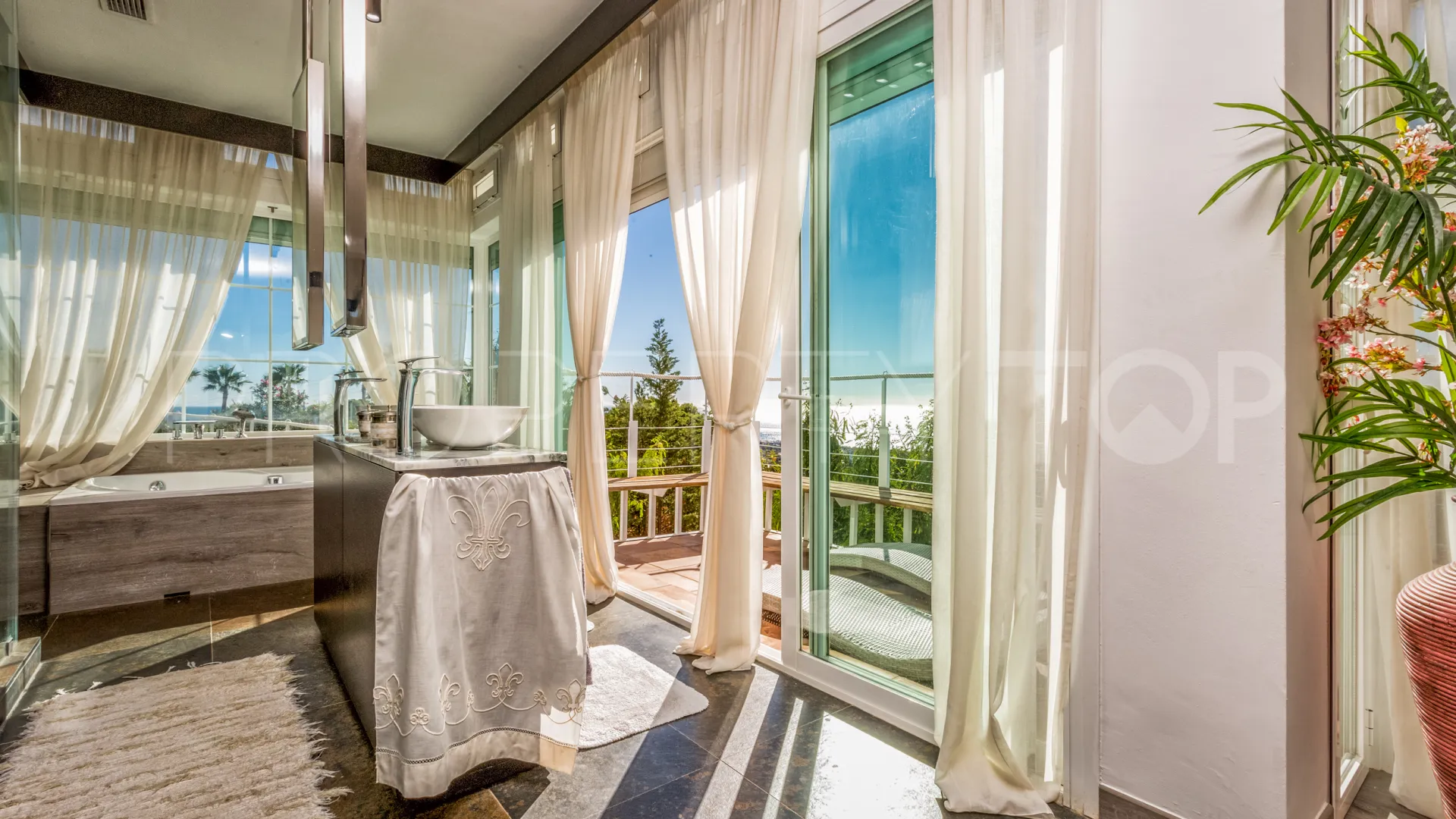 Comprar villa de 7 dormitorios en Altos de Estepona