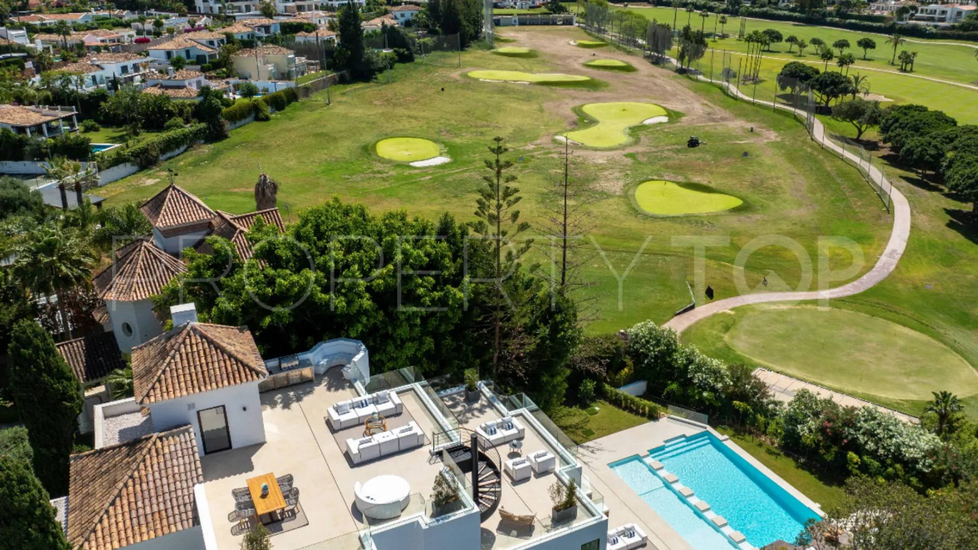 Se vende villa de 6 dormitorios en Los Naranjos