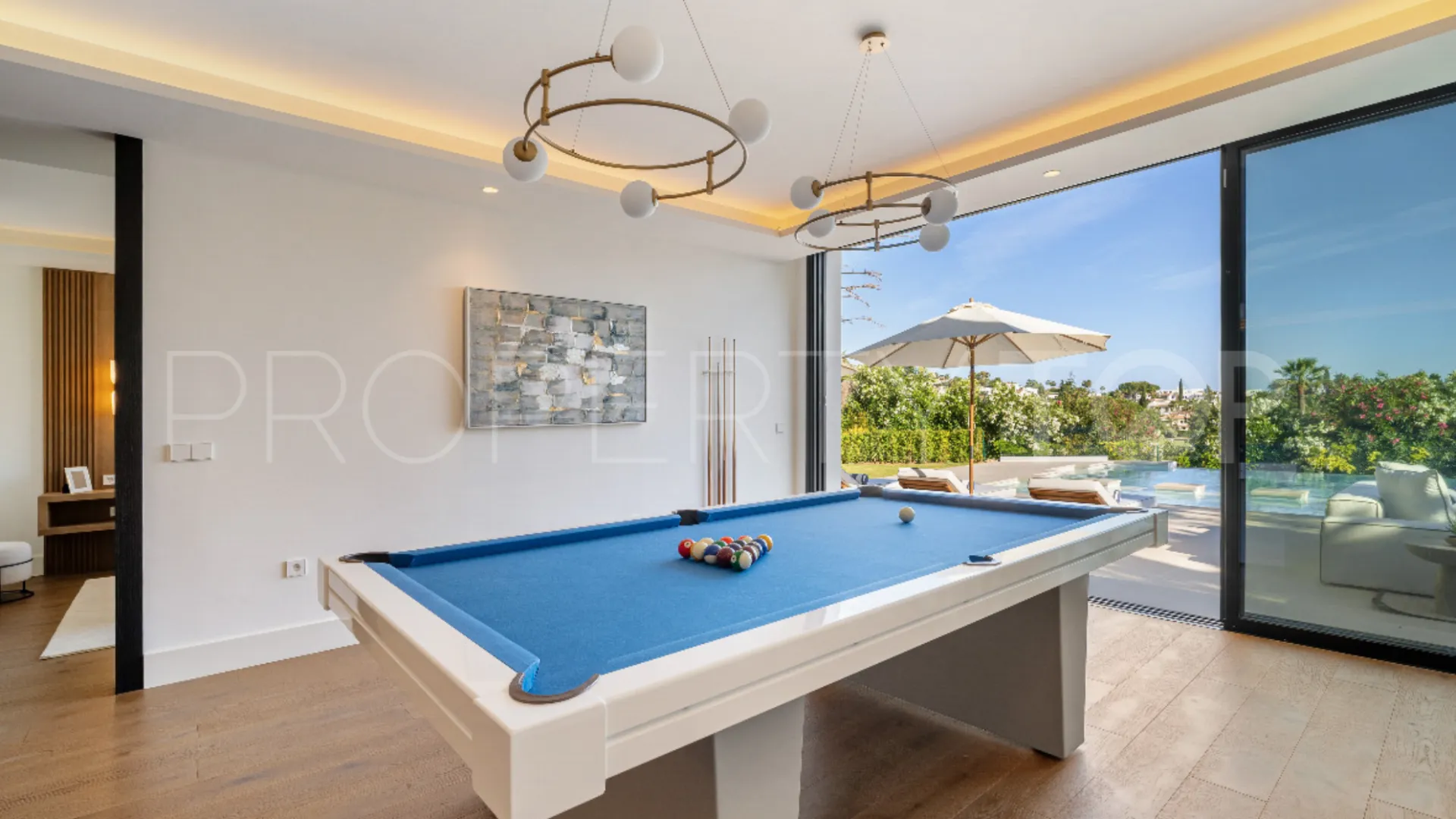 Se vende villa de 6 dormitorios en Los Naranjos