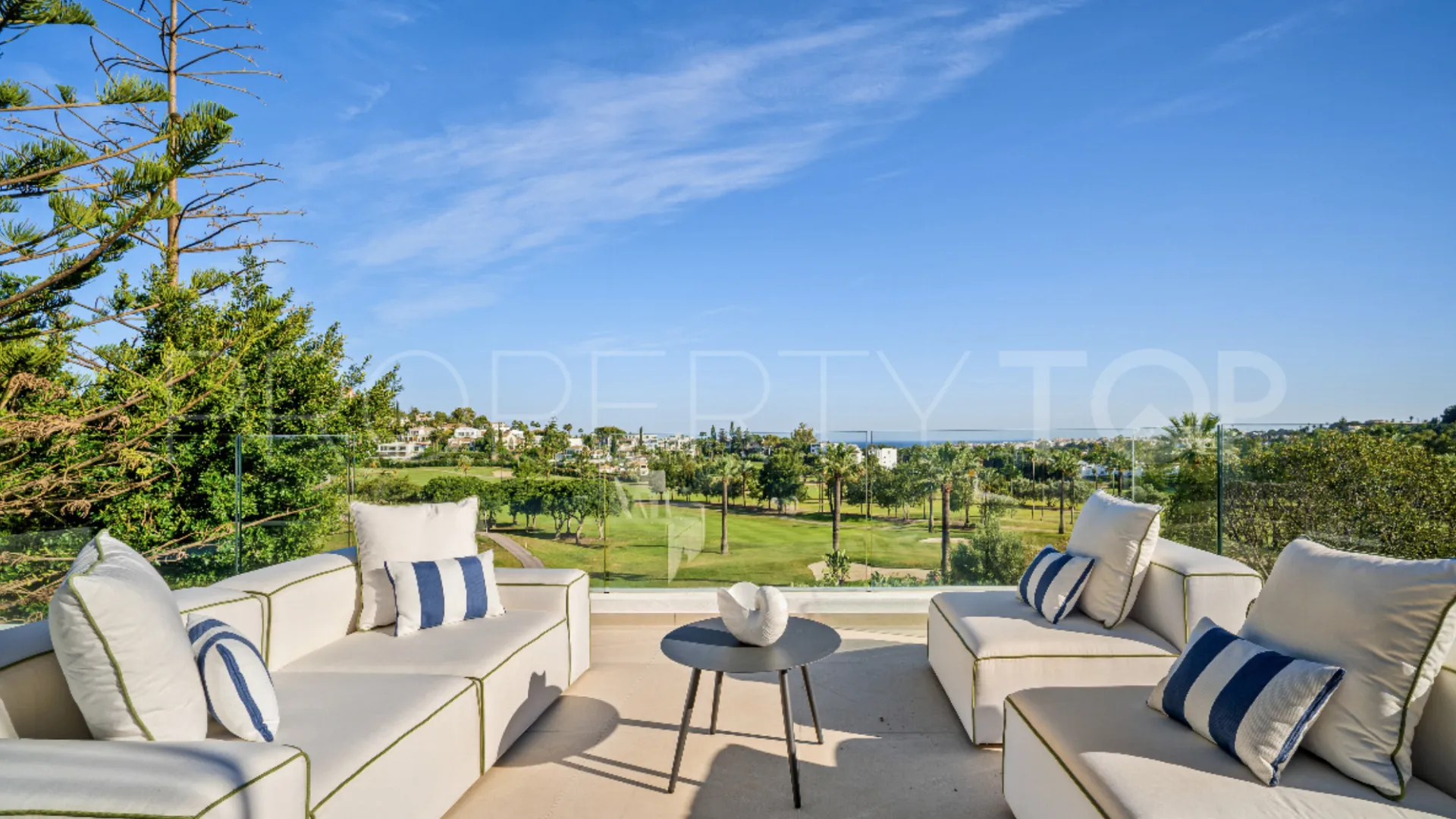Se vende villa de 6 dormitorios en Los Naranjos
