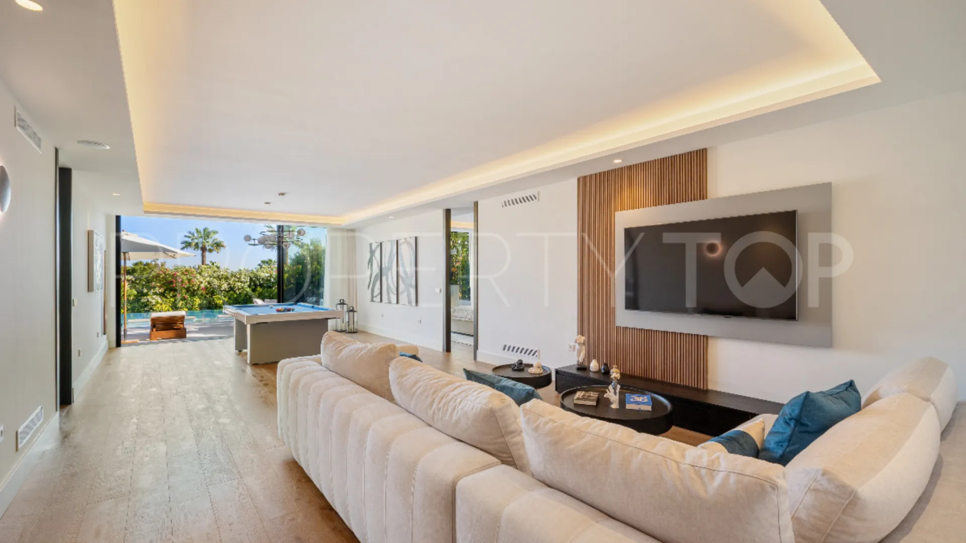 Se vende villa de 6 dormitorios en Los Naranjos