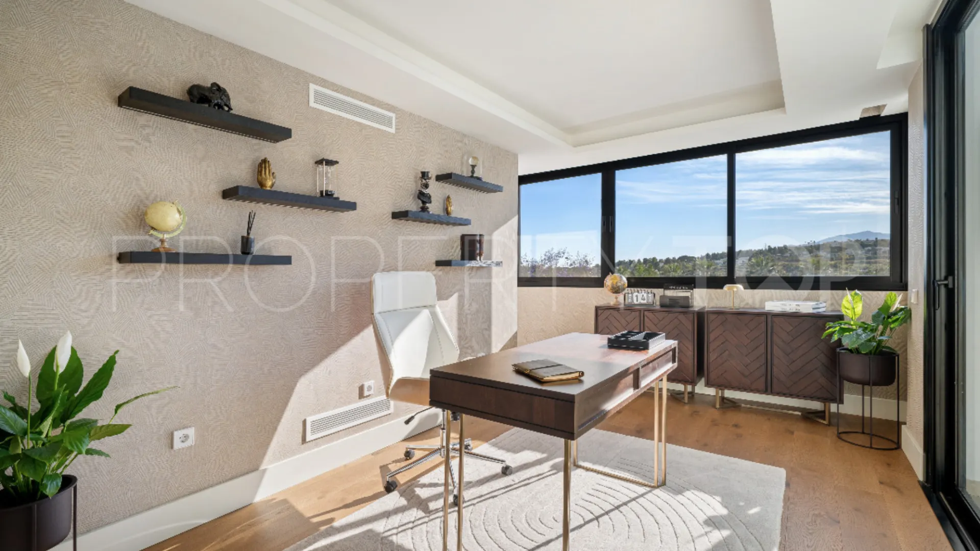 Se vende villa de 6 dormitorios en Los Naranjos