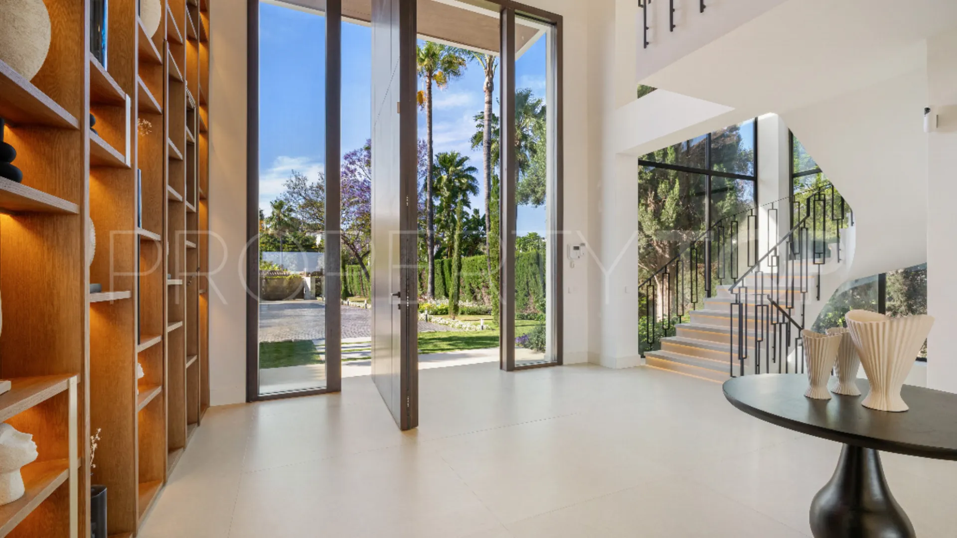 Se vende villa de 6 dormitorios en Los Naranjos