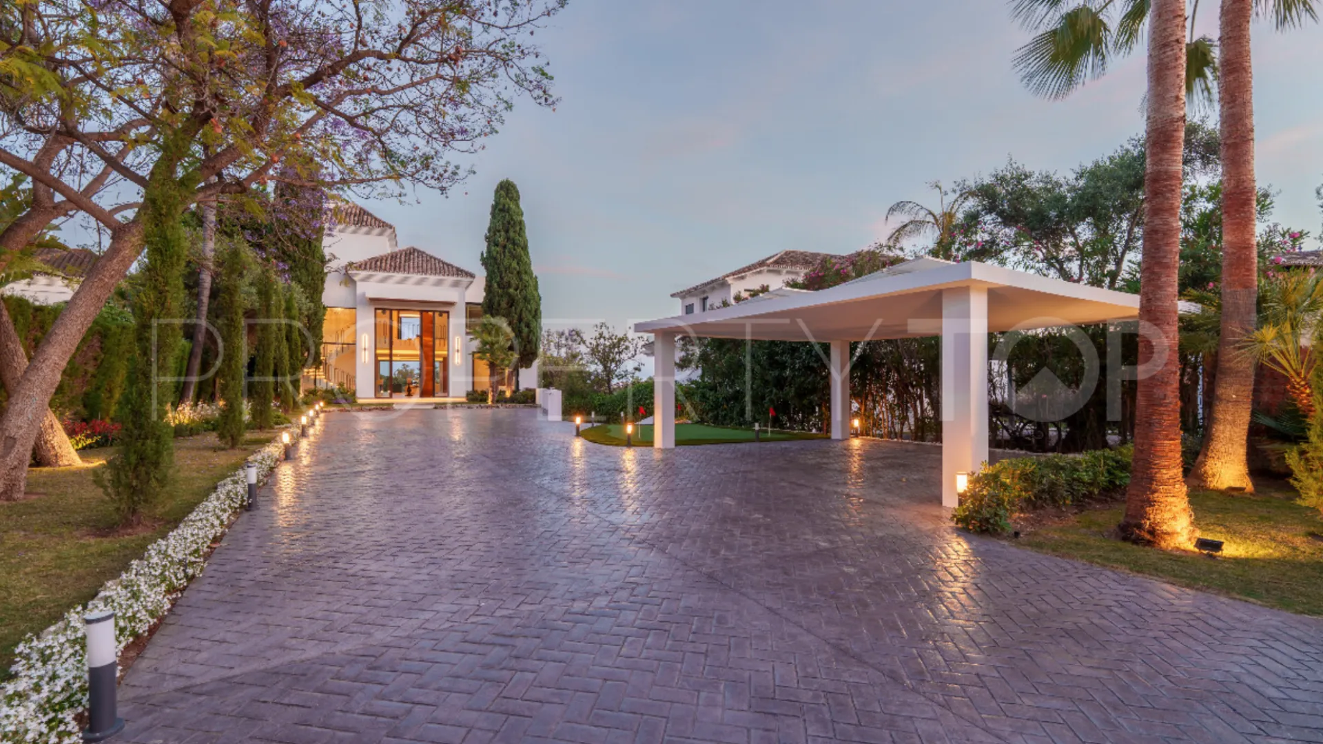 Se vende villa de 6 dormitorios en Los Naranjos
