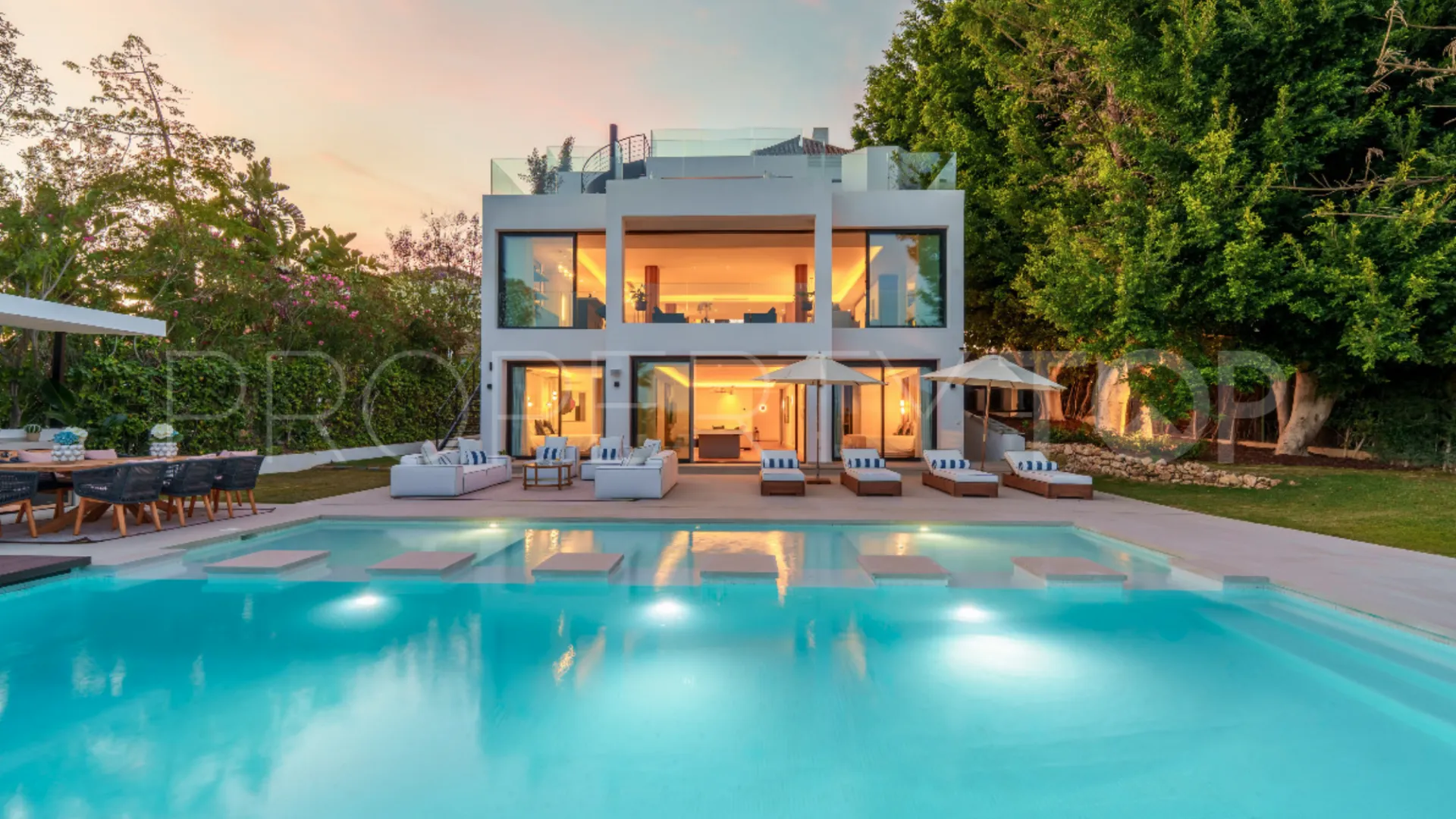 Se vende villa de 6 dormitorios en Los Naranjos