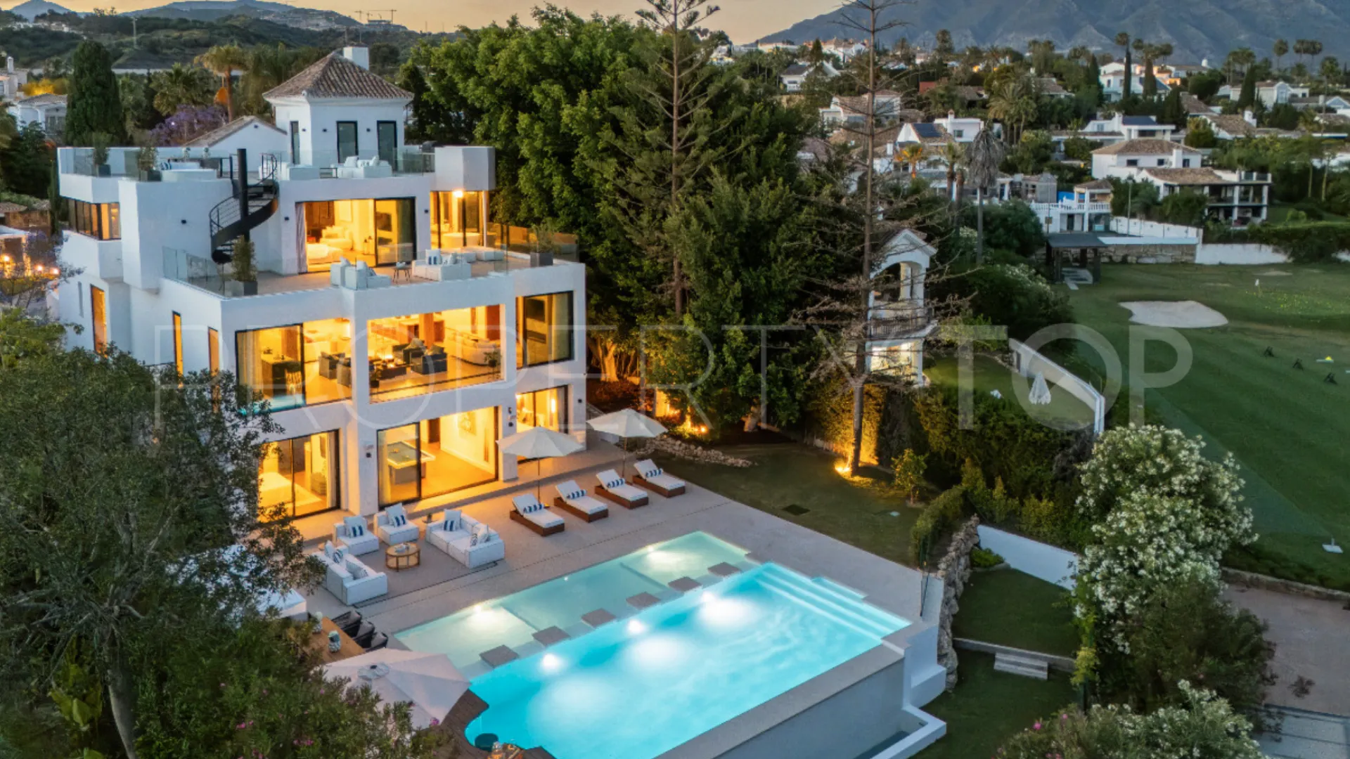 Se vende villa de 6 dormitorios en Los Naranjos